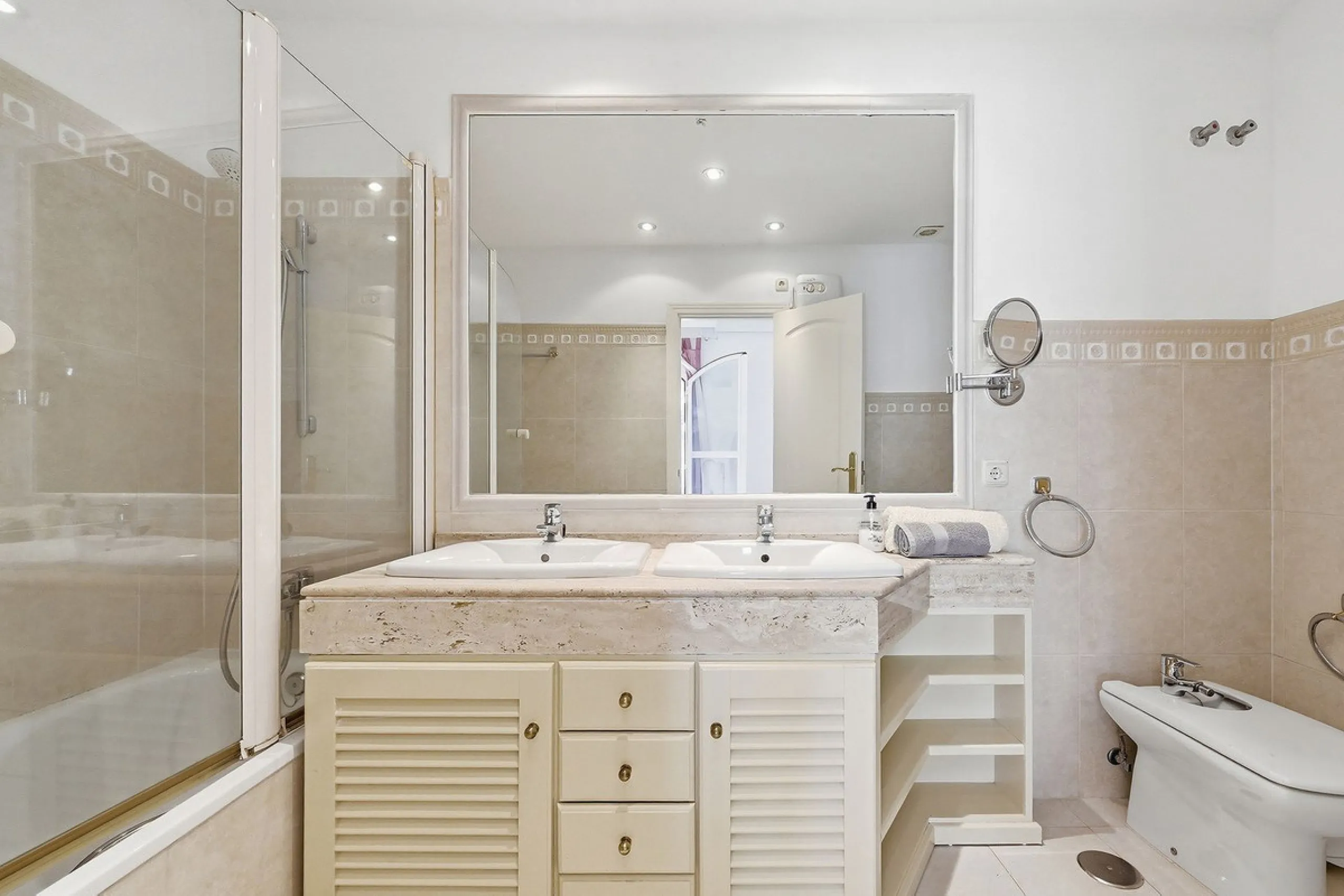 Nestled within one of Bahía de Marbella's most sought-after beachfront urbanizations, this stunning townhouse offers an unparalleled coastal living experience. Imagine waking up to the sound of the waves and having direct, private access to the golden san