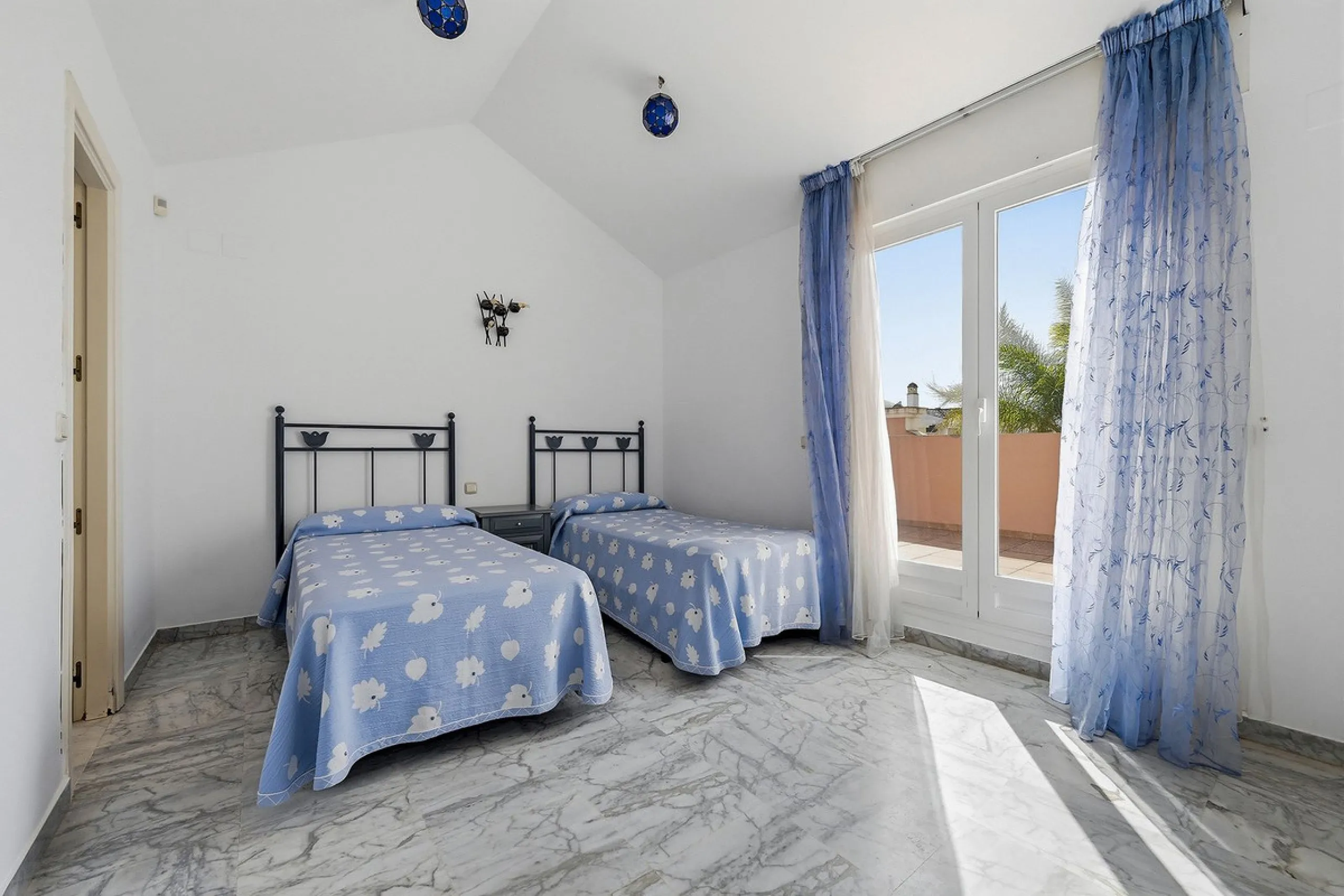 Nestled within one of Bahía de Marbella's most sought-after beachfront urbanizations, this stunning townhouse offers an unparalleled coastal living experience. Imagine waking up to the sound of the waves and having direct, private access to the golden san