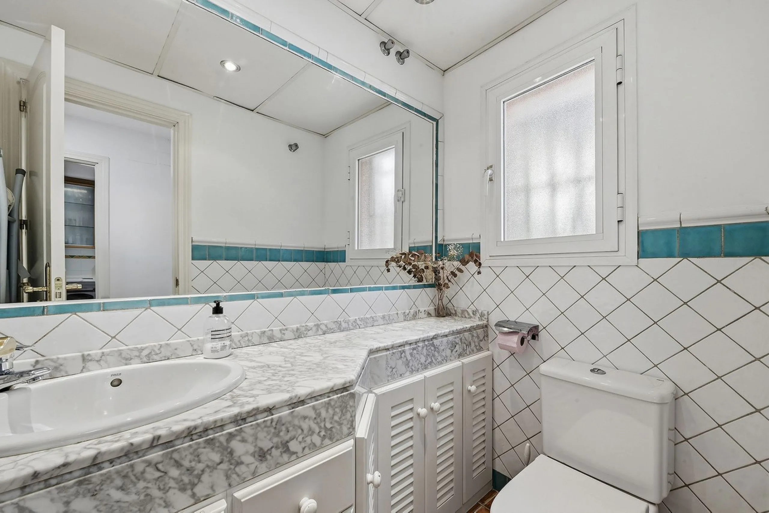 Nestled within one of Bahía de Marbella's most sought-after beachfront urbanizations, this stunning townhouse offers an unparalleled coastal living experience. Imagine waking up to the sound of the waves and having direct, private access to the golden san