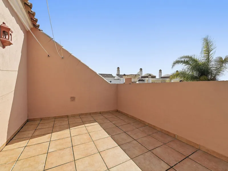 Nestled within one of Bahía de Marbella's most sought-after beachfront urbanizations, this stunning townhouse offers an unparalleled coastal living experience. Imagine waking up to the sound of the waves and having direct, private access to the golden san