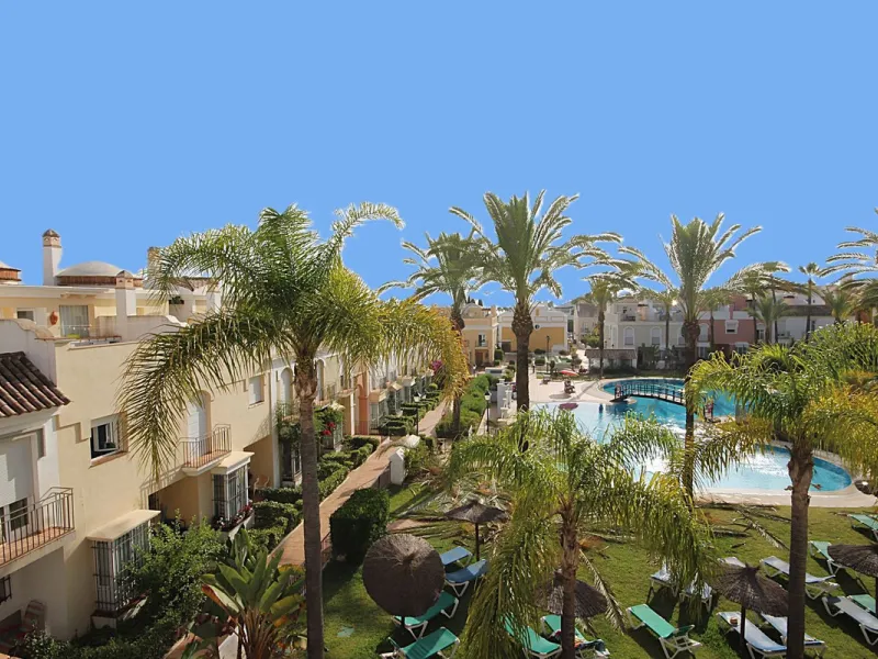 Nestled within one of Bahía de Marbella's most sought-after beachfront urbanizations, this stunning townhouse offers an unparalleled coastal living experience. Imagine waking up to the sound of the waves and having direct, private access to the golden san