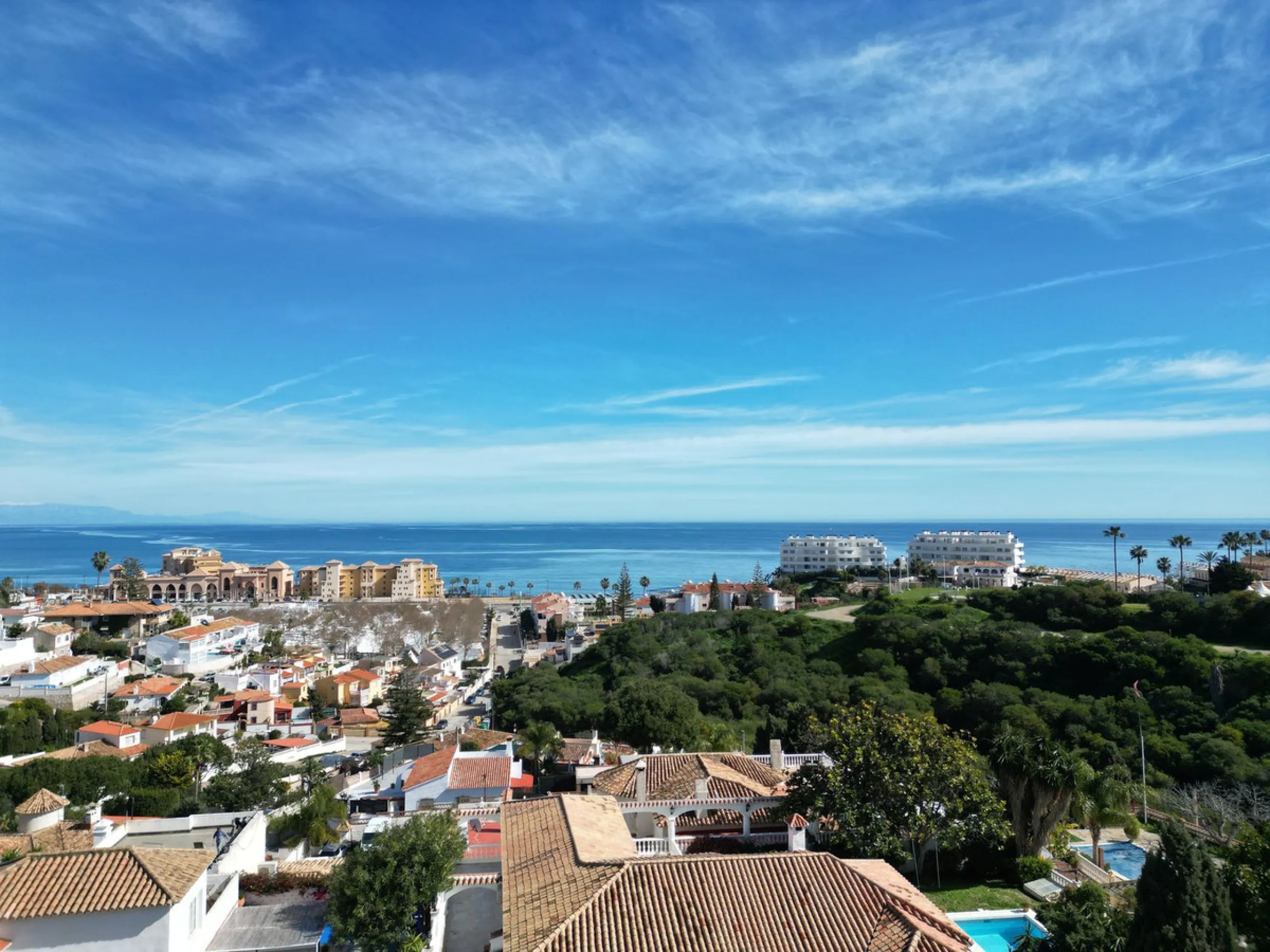 Spacious Family Villa with Sea Views, Private Pool & Prime Location near the Beach ! Walk to Bikini Beach by the Castle Fuengirola .