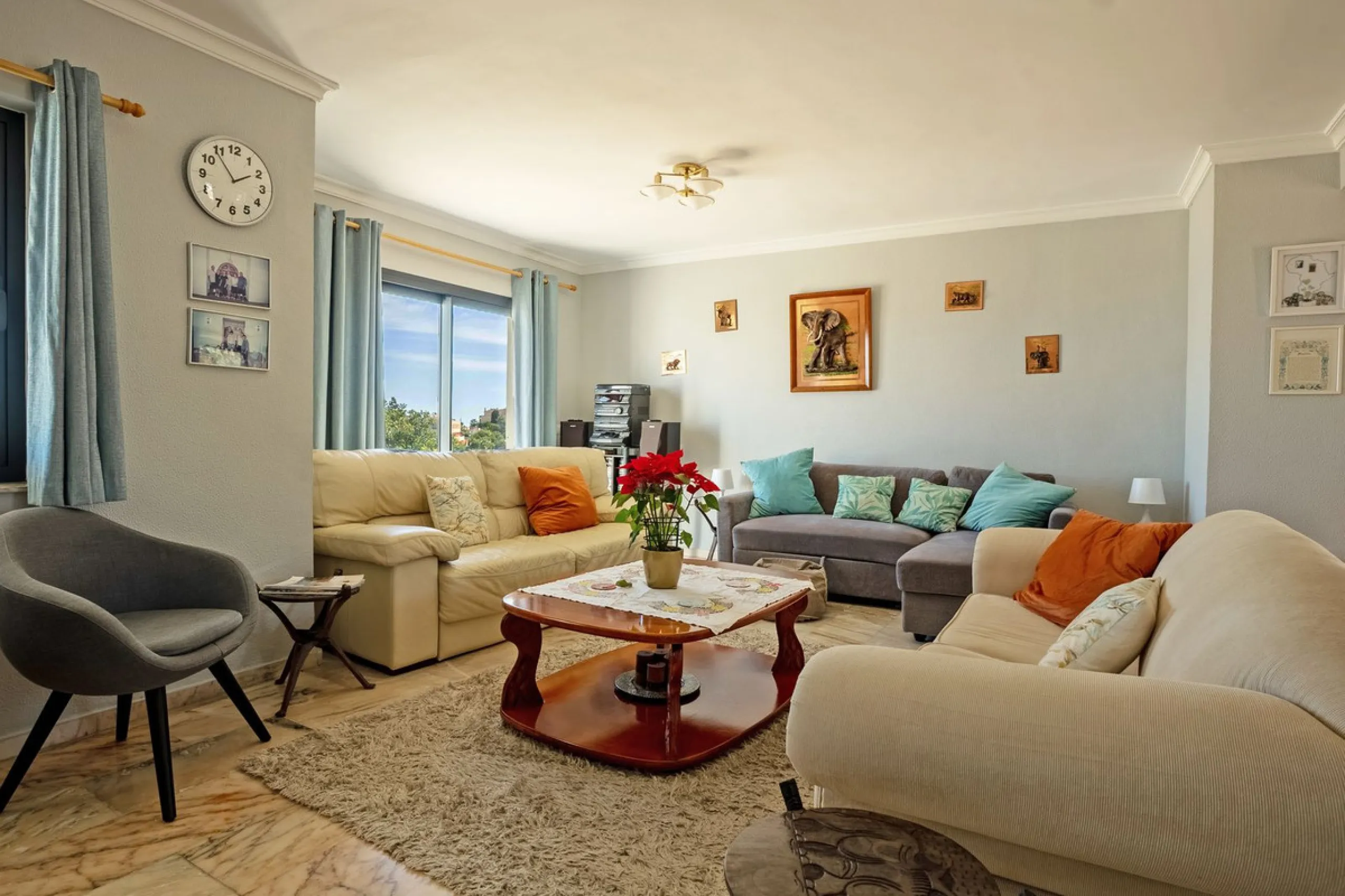 Spacious Family Villa with Sea Views, Private Pool & Prime Location near the Beach ! Walk to Bikini Beach by the Castle Fuengirola .