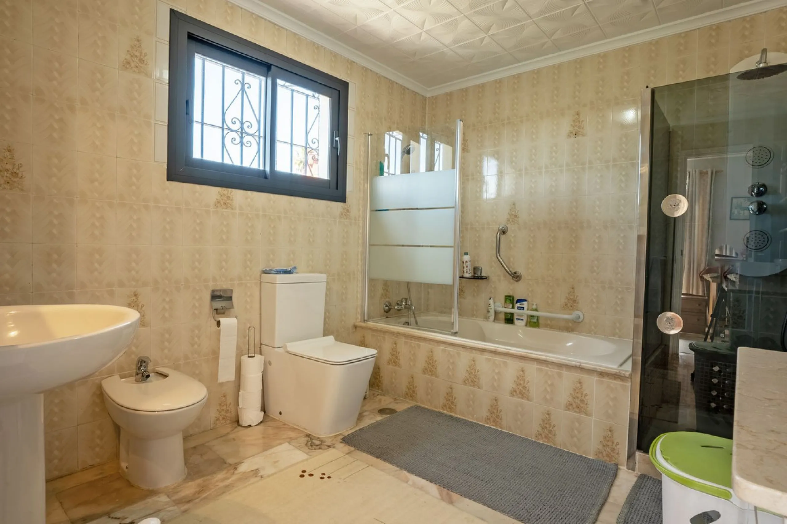 Spacious Family Villa with Sea Views, Private Pool & Prime Location near the Beach ! Walk to Bikini Beach by the Castle Fuengirola .