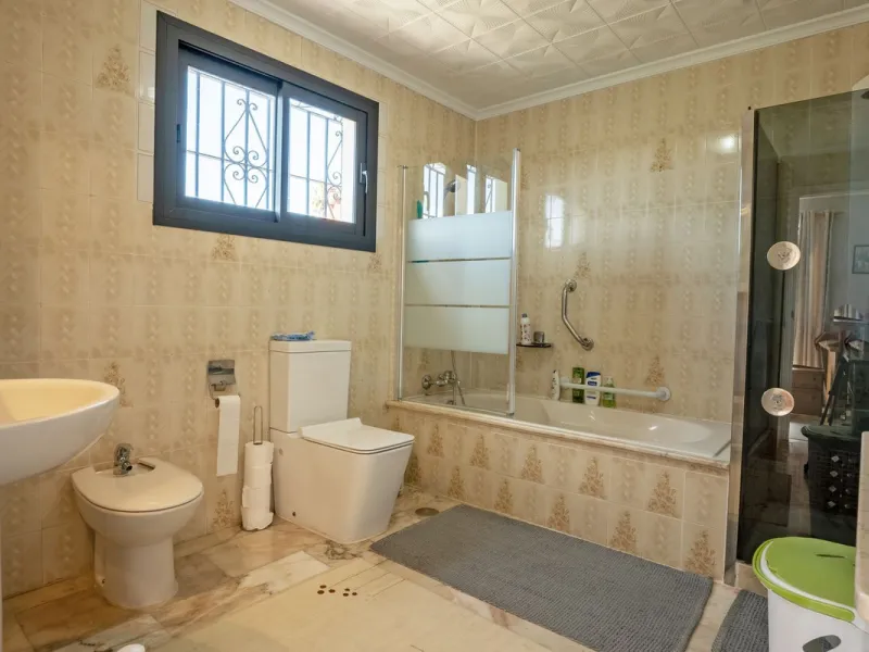 Spacious Family Villa with Sea Views, Private Pool & Prime Location near the Beach ! Walk to Bikini Beach by the Castle Fuengirola .