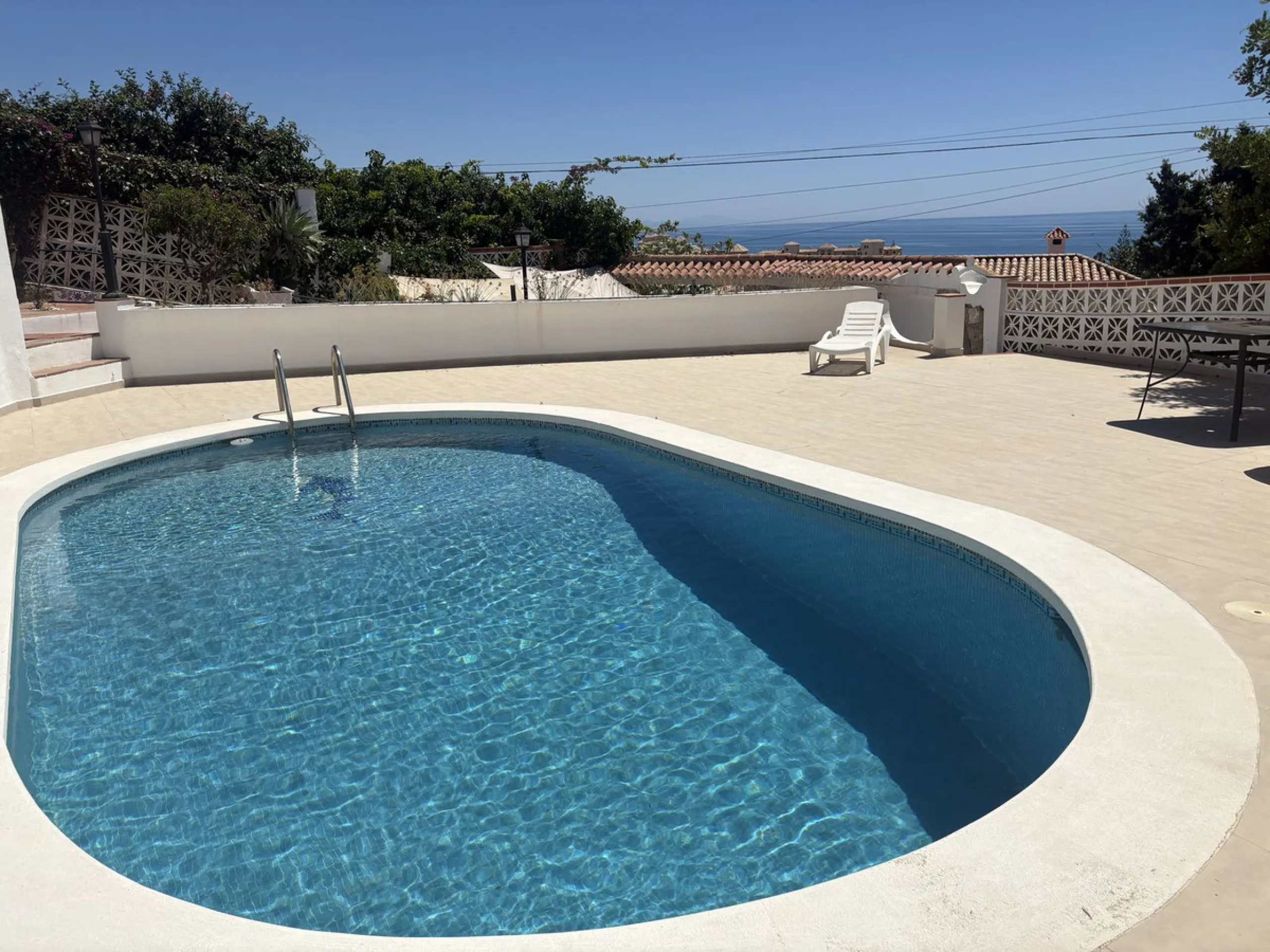 Spacious Family Villa with Sea Views, Private Pool & Prime Location near the Beach ! Walk to Bikini Beach by the Castle Fuengirola .