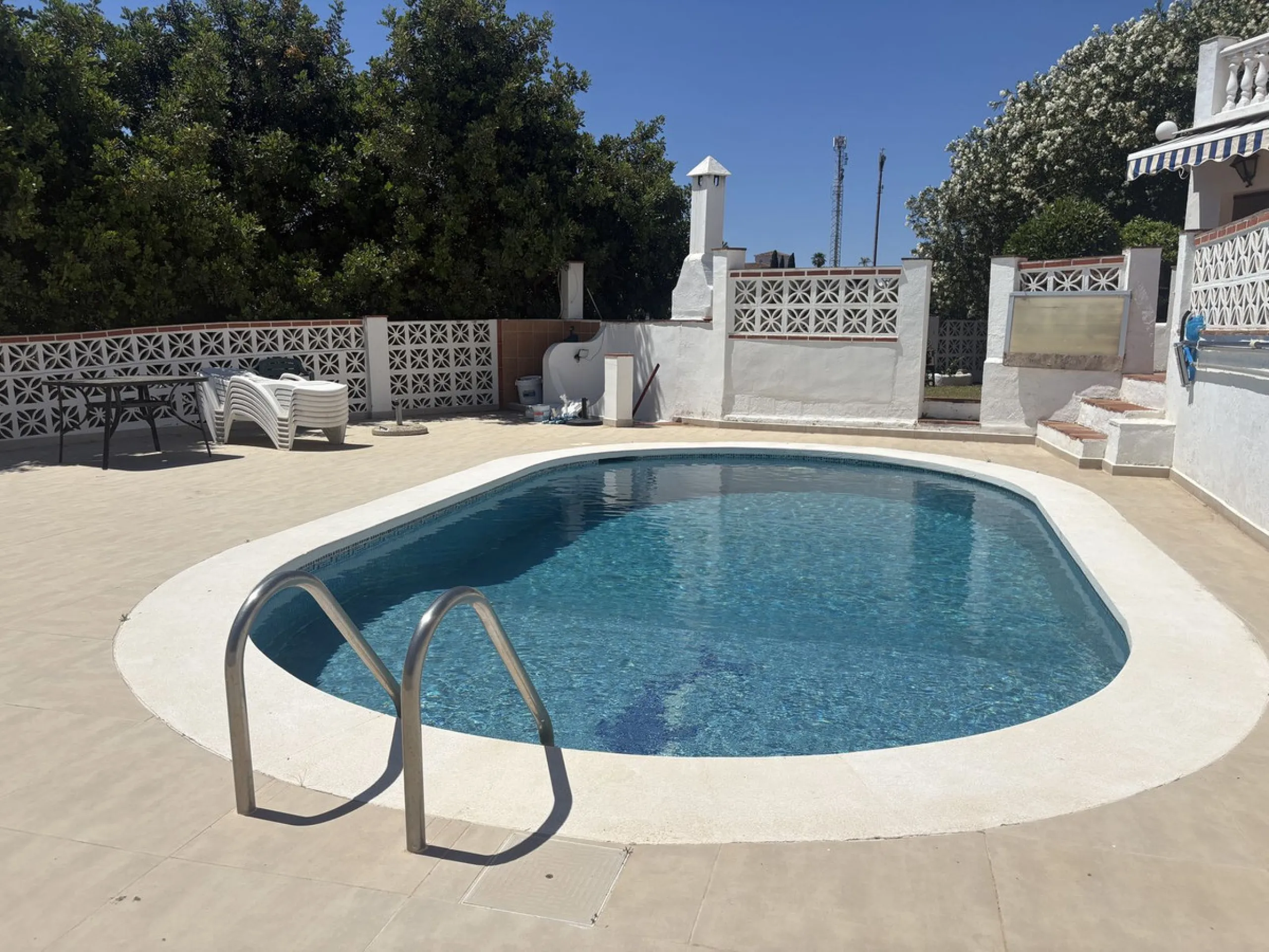 Spacious Family Villa with Sea Views, Private Pool & Prime Location near the Beach ! Walk to Bikini Beach by the Castle Fuengirola .