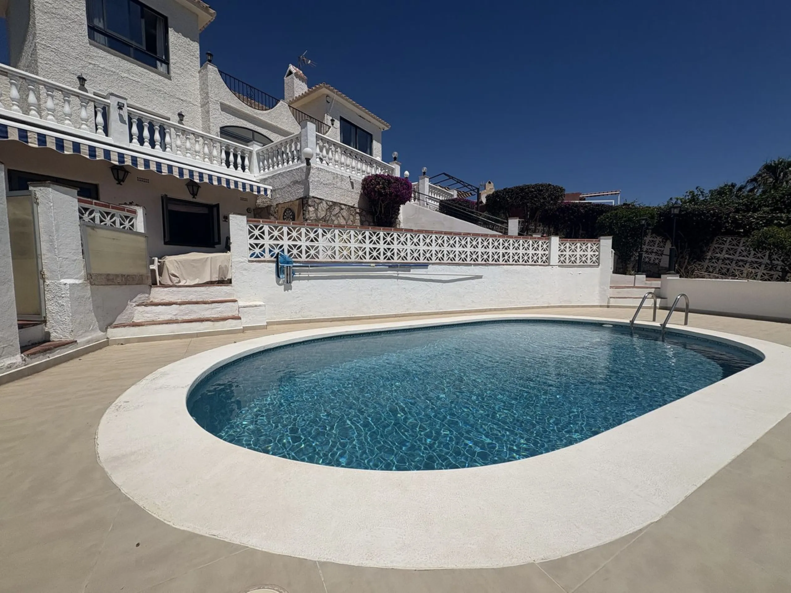 Spacious Family Villa with Sea Views, Private Pool & Prime Location near the Beach ! Walk to Bikini Beach by the Castle Fuengirola .