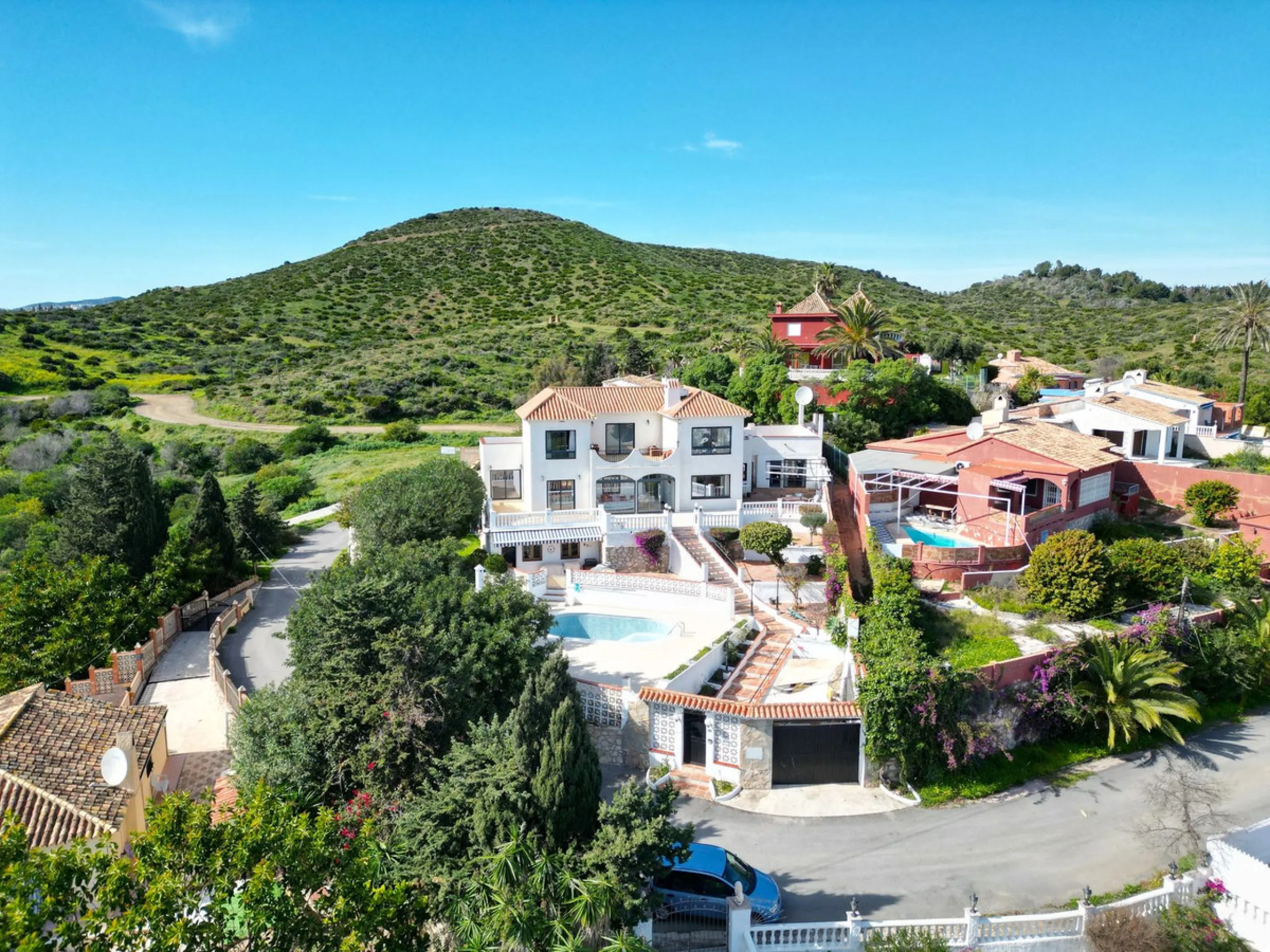 Spacious Family Villa with Sea Views, Private Pool & Prime Location near the Beach ! Walk to Bikini Beach by the Castle Fuengirola .