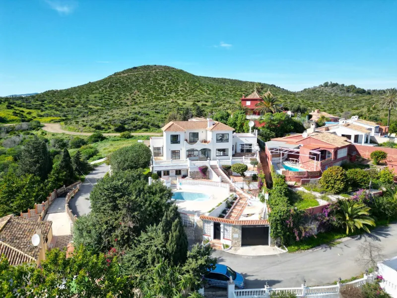 Spacious Family Villa with Sea Views, Private Pool & Prime Location near the Beach ! Walk to Bikini Beach by the Castle Fuengirola .