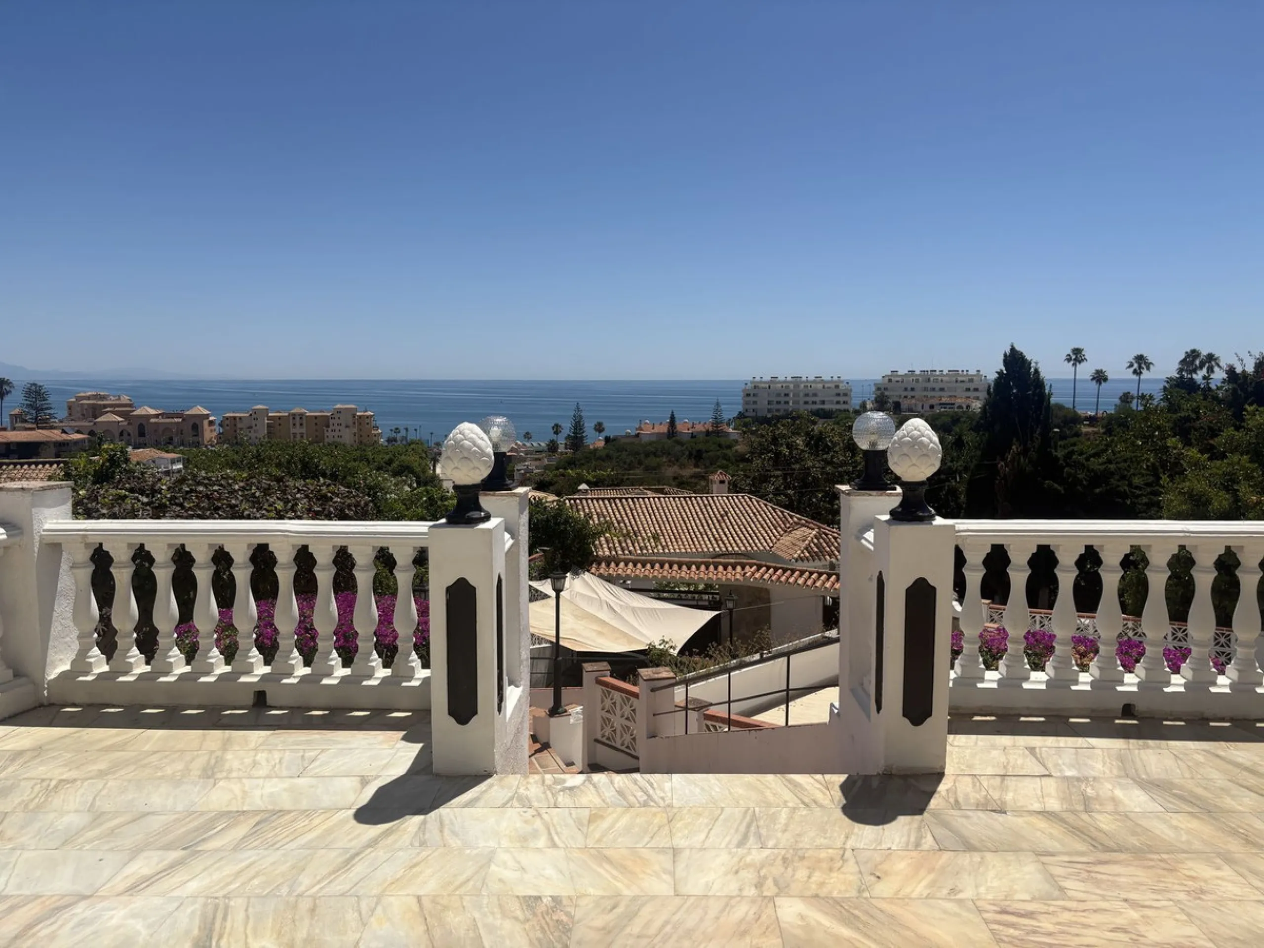 Spacious Family Villa with Sea Views, Private Pool & Prime Location near the Beach ! Walk to Bikini Beach by the Castle Fuengirola .