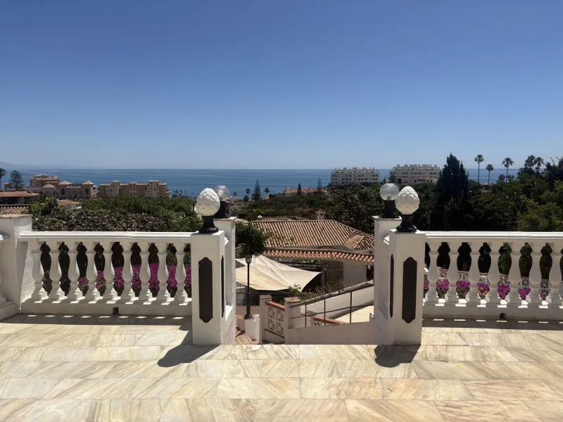 Spacious Family Villa with Sea Views, Private Pool & Prime Location near the Beach ! Walk to Bikini Beach by the Castle Fuengirola .