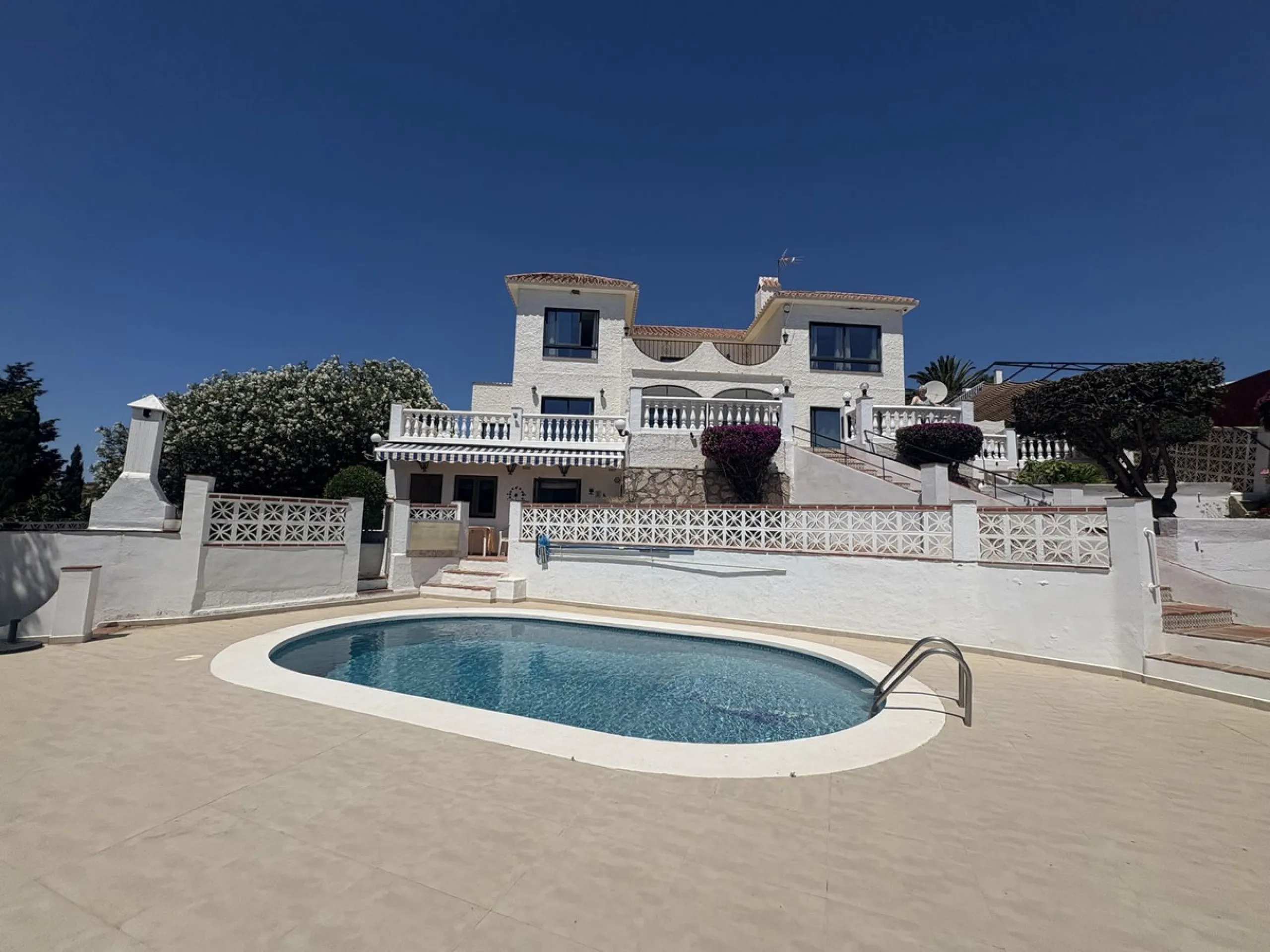 Spacious Family Villa with Sea Views, Private Pool & Prime Location near the Beach ! Walk to Bikini Beach by the Castle Fuengirola .