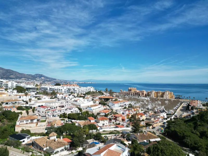 Spacious Family Villa with Sea Views, Private Pool & Prime Location near the Beach ! Walk to Bikini Beach by the Castle Fuengirola .