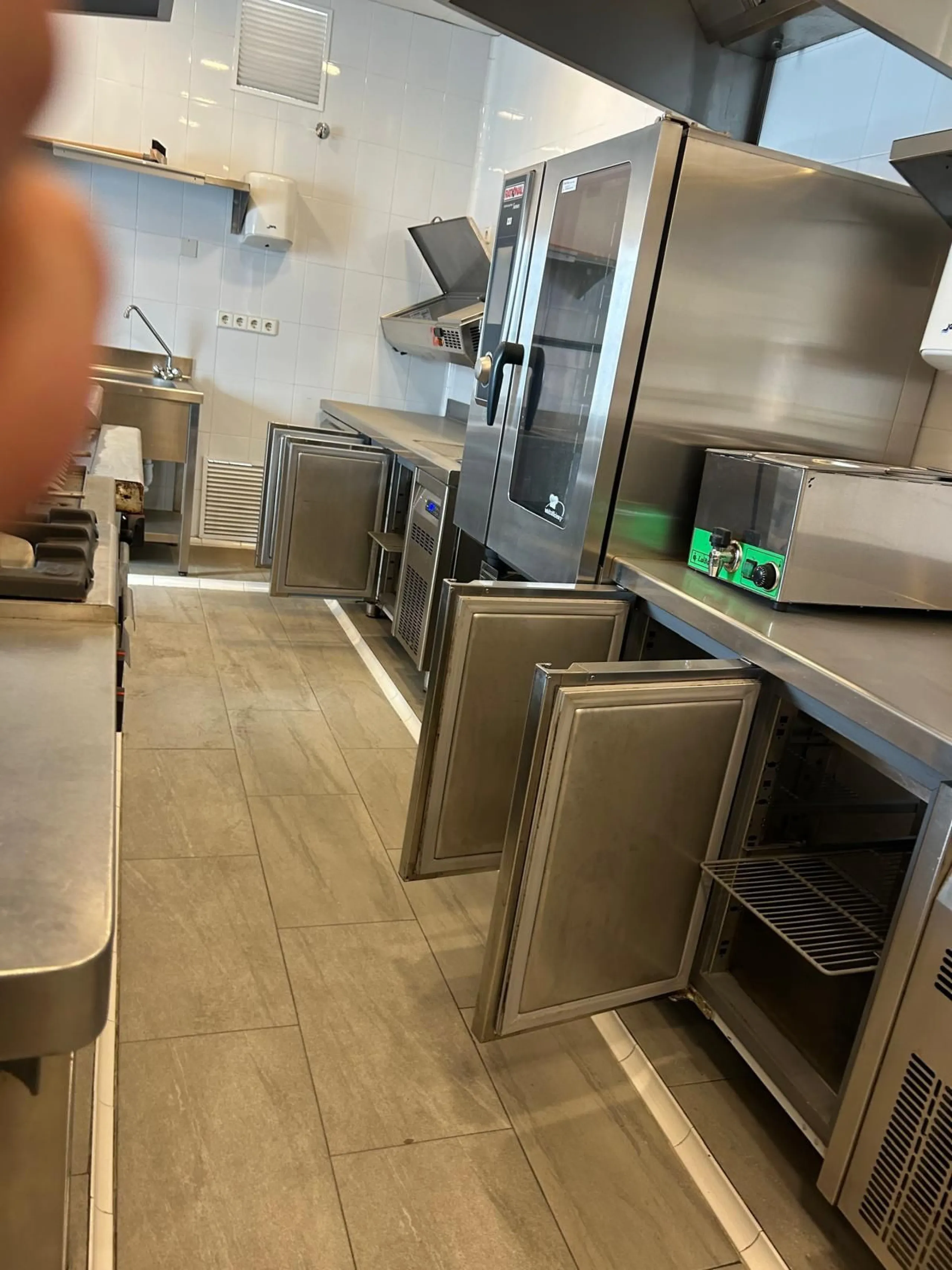 FOR SALE: TWO RESTAURANTS ON THE SAME PLOT – UNIQUE OPPORTUNITY IN EL PARAÍSO, ESTEPONA