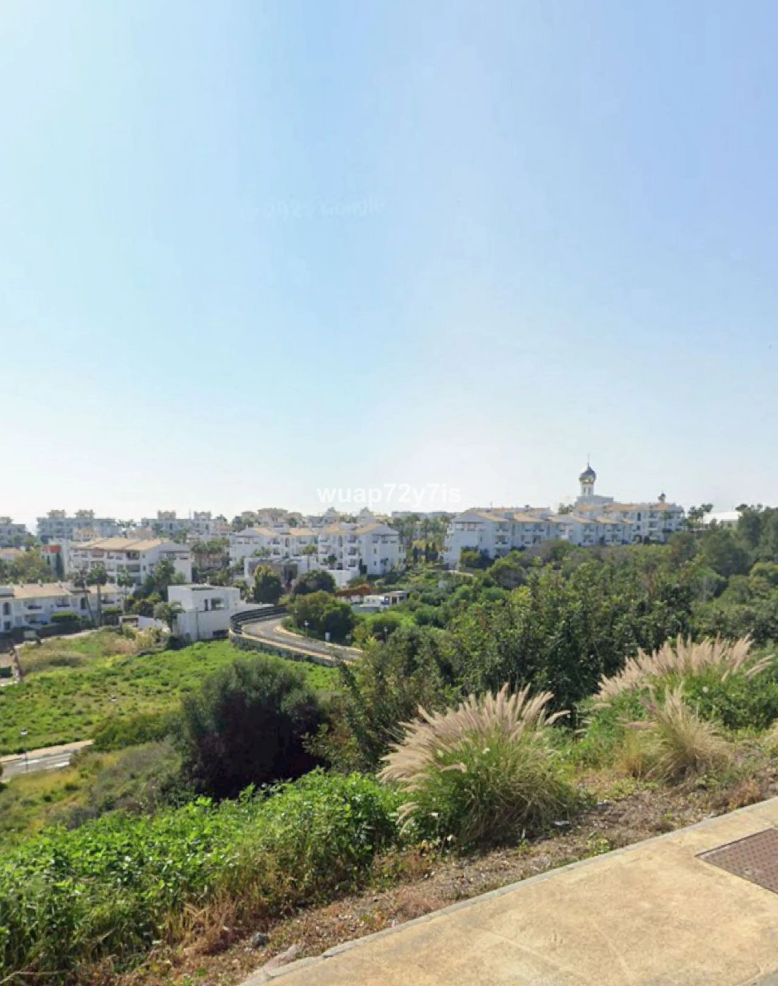 An extraordinary opportunity to acquire a spacious plot of land ideally located between Estepona and Marbella, offering stunning sea and mountain views. Just 5 minutes from the charming town of Estepona, 10–15 minutes from the iconic Puerto Banús, and 20 