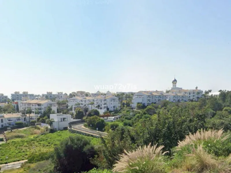 An extraordinary opportunity to acquire a spacious plot of land ideally located between Estepona and Marbella, offering stunning sea and mountain views. Just 5 minutes from the charming town of Estepona, 10–15 minutes from the iconic Puerto Banús, and 20 