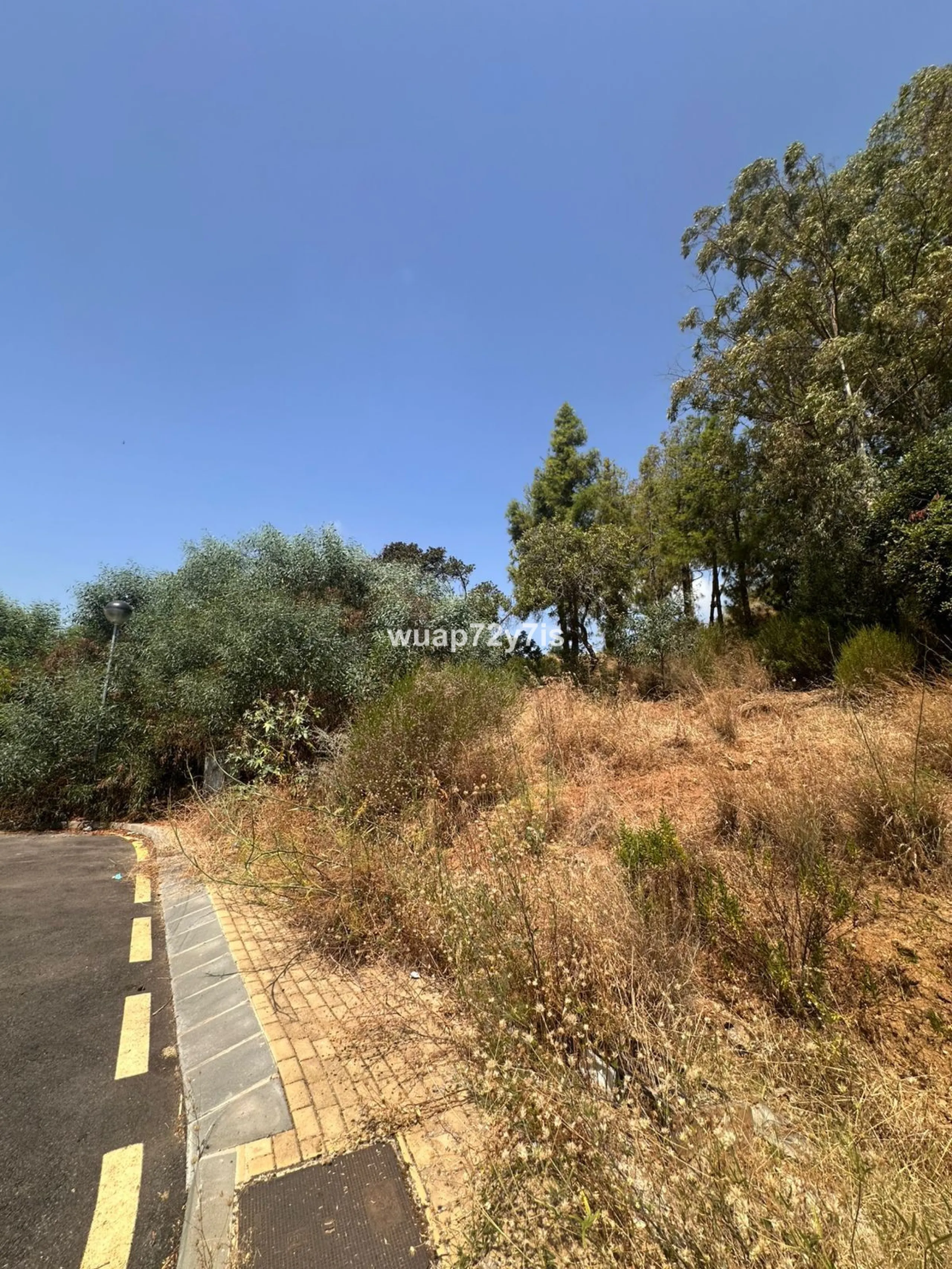 An extraordinary opportunity to acquire a spacious plot of land ideally located between Estepona and Marbella, offering stunning sea and mountain views. Just 5 minutes from the charming town of Estepona, 10–15 minutes from the iconic Puerto Banús, and 20 
