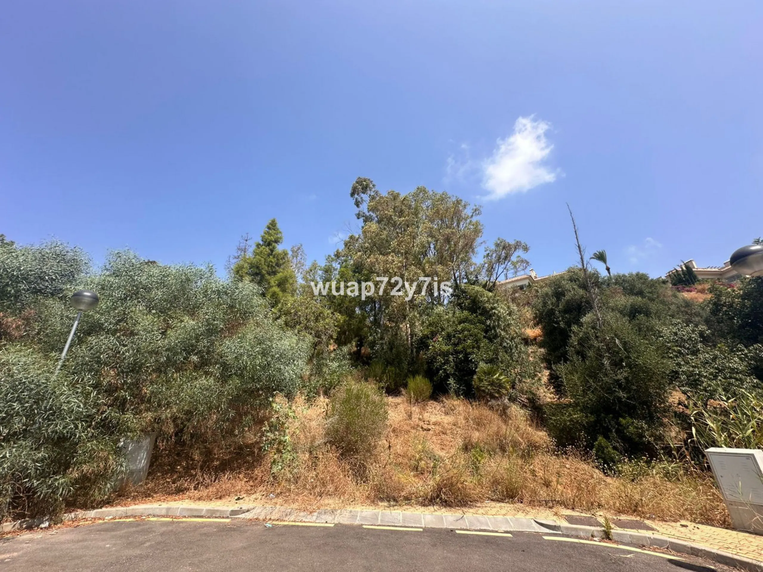 An extraordinary opportunity to acquire a spacious plot of land ideally located between Estepona and Marbella, offering stunning sea and mountain views. Just 5 minutes from the charming town of Estepona, 10–15 minutes from the iconic Puerto Banús, and 20 