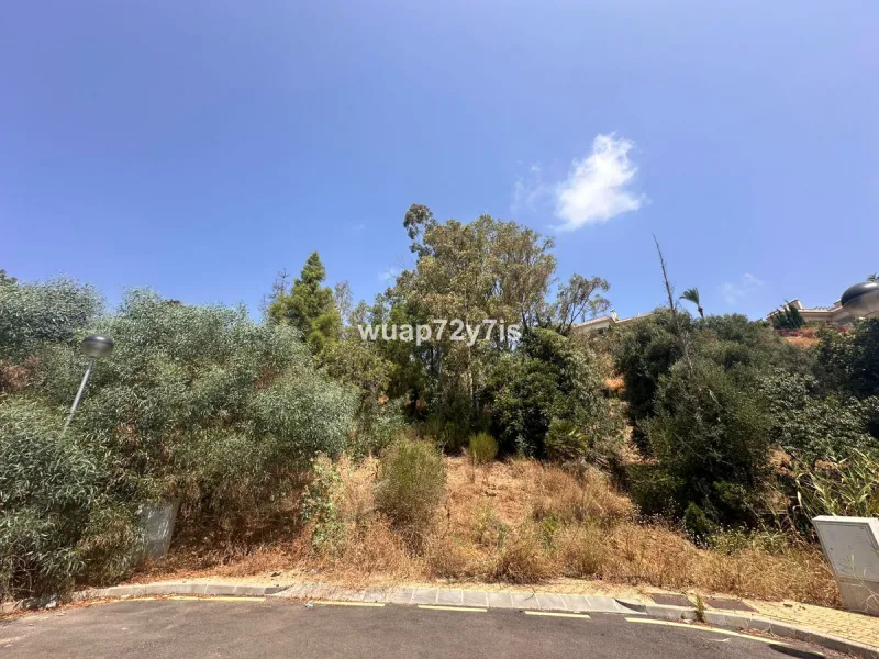 An extraordinary opportunity to acquire a spacious plot of land ideally located between Estepona and Marbella, offering stunning sea and mountain views. Just 5 minutes from the charming town of Estepona, 10–15 minutes from the iconic Puerto Banús, and 20 