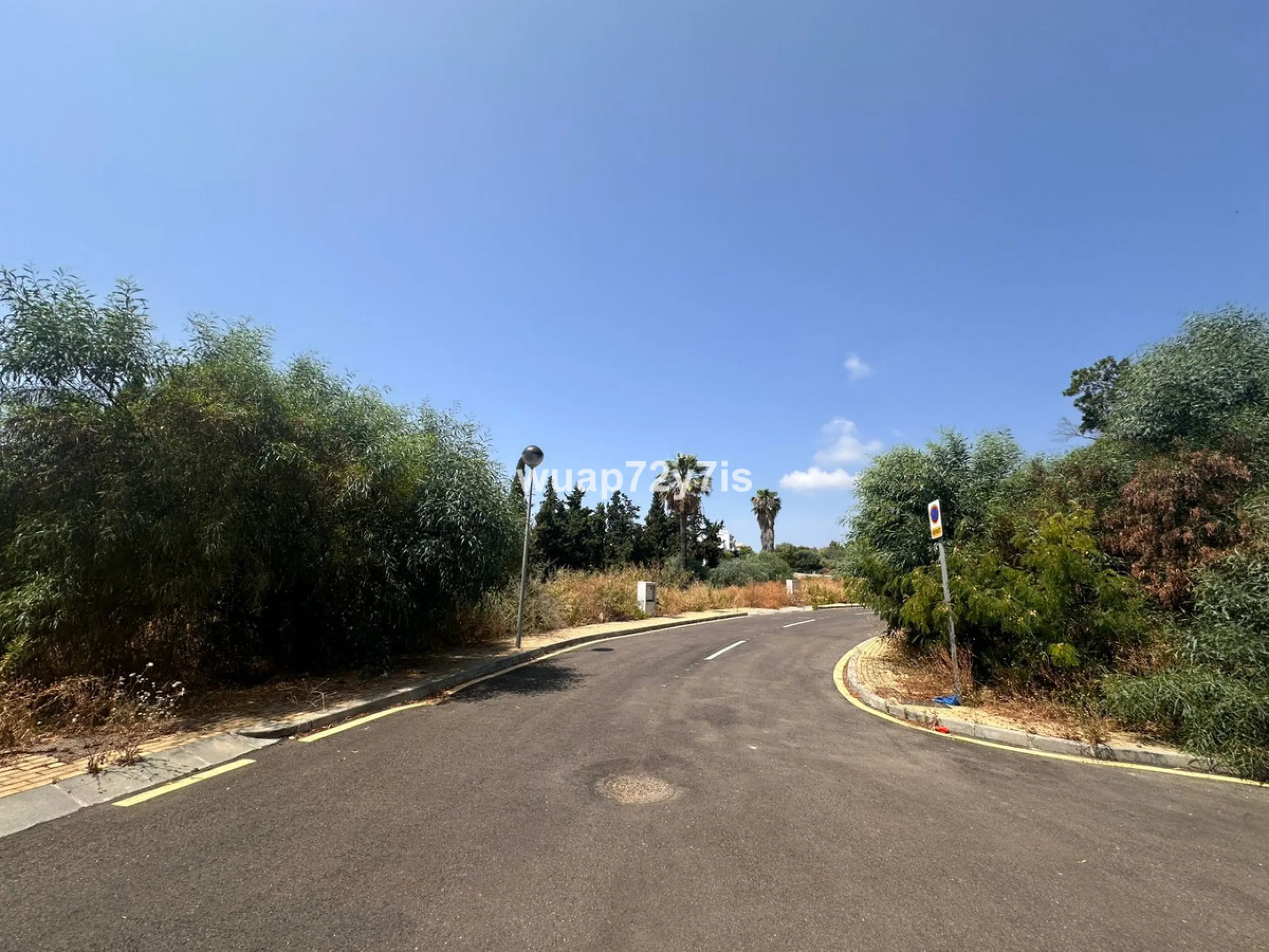 An extraordinary opportunity to acquire a spacious plot of land ideally located between Estepona and Marbella, offering stunning sea and mountain views. Just 5 minutes from the charming town of Estepona, 10–15 minutes from the iconic Puerto Banús, and 20 