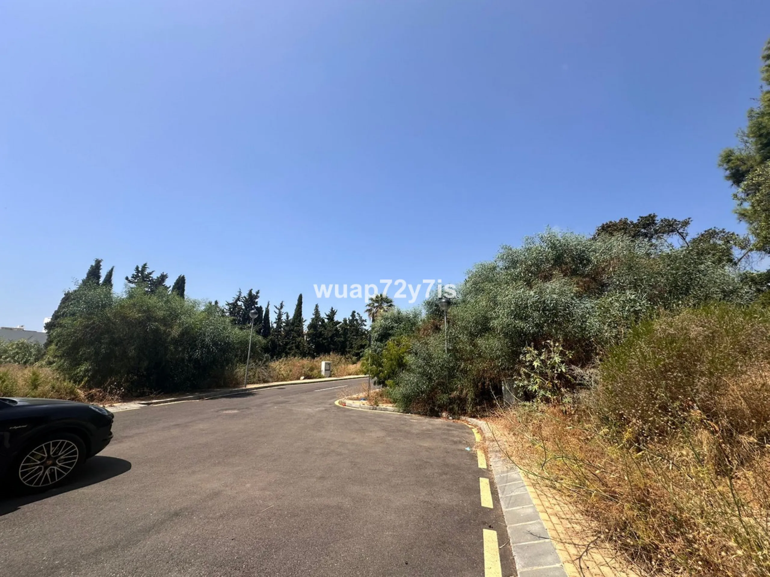 An extraordinary opportunity to acquire a spacious plot of land ideally located between Estepona and Marbella, offering stunning sea and mountain views. Just 5 minutes from the charming town of Estepona, 10–15 minutes from the iconic Puerto Banús, and 20 