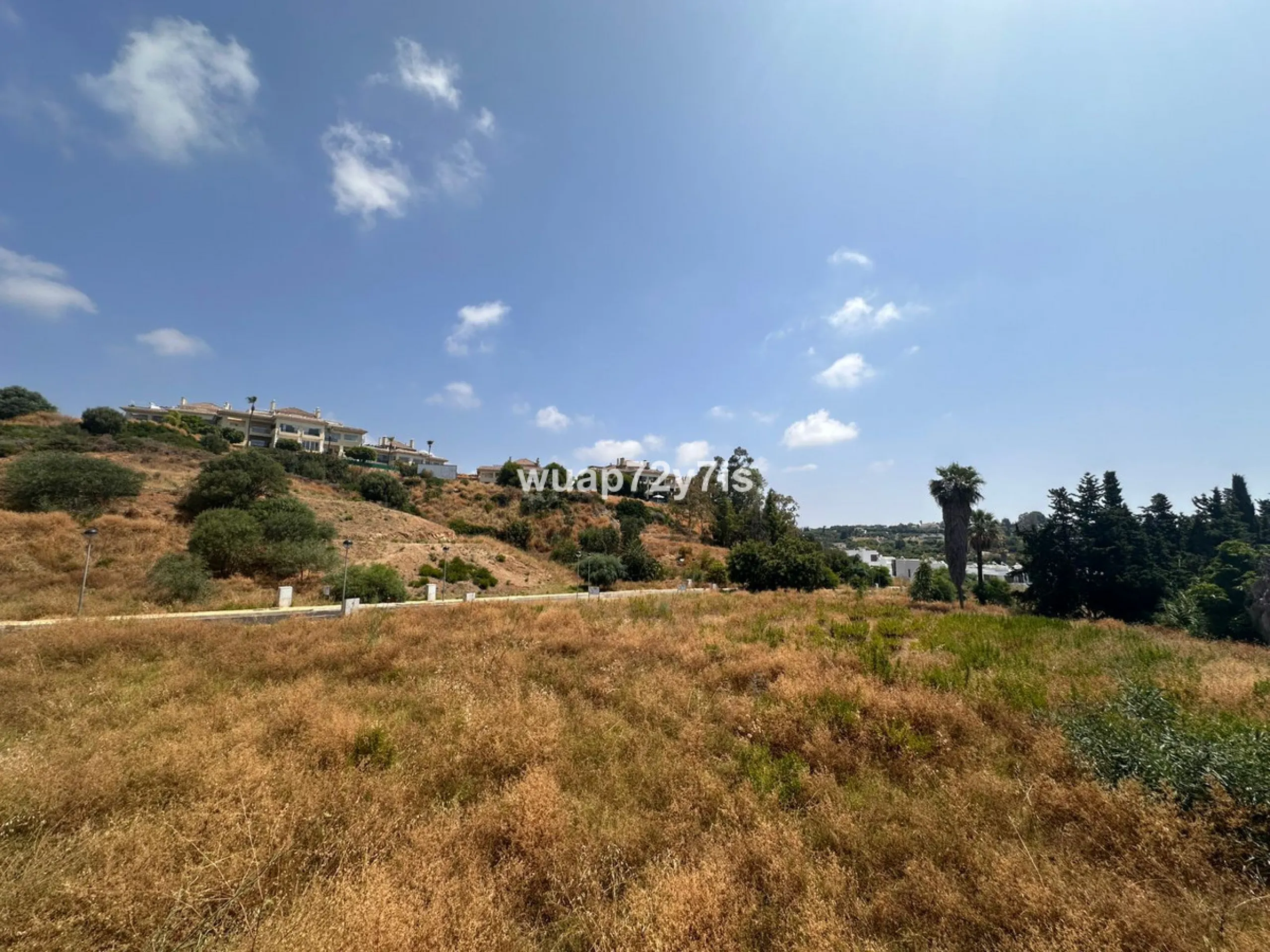 An extraordinary opportunity to acquire a spacious plot of land ideally located between Estepona and Marbella, offering stunning sea and mountain views. Just 5 minutes from the charming town of Estepona, 10–15 minutes from the iconic Puerto Banús, and 20 