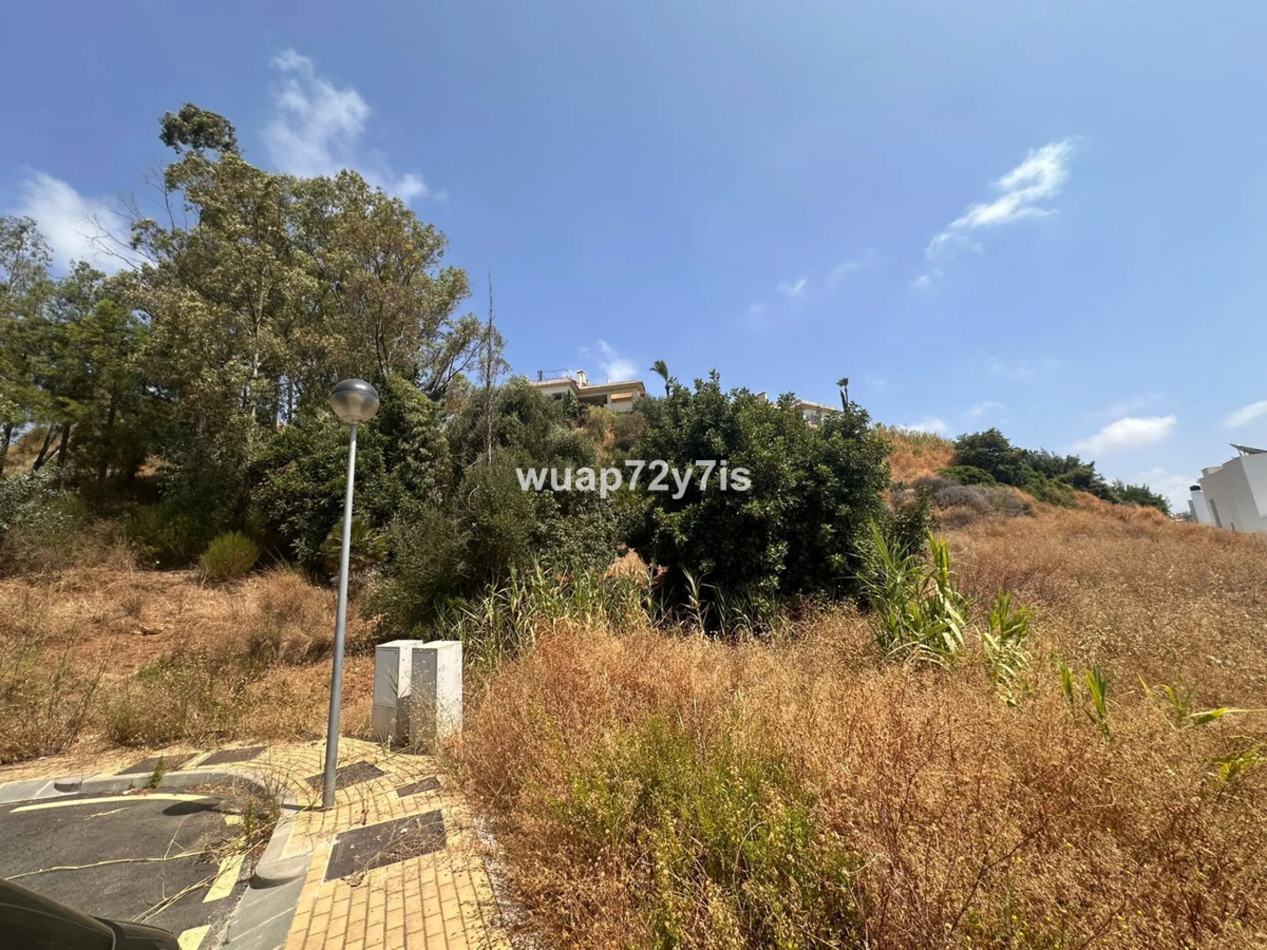 An extraordinary opportunity to acquire a spacious plot of land ideally located between Estepona and Marbella, offering stunning sea and mountain views. Just 5 minutes from the charming town of Estepona, 10–15 minutes from the iconic Puerto Banús, and 20 
