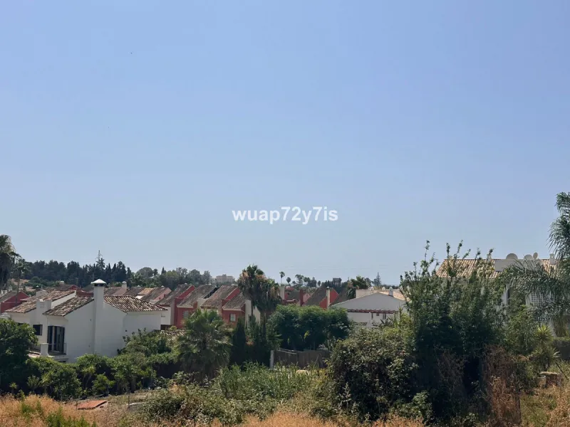 An extraordinary opportunity to acquire a spacious plot of land ideally located between Estepona and Marbella, offering stunning sea and mountain views. Just 5 minutes from the charming town of Estepona, 10–15 minutes from the iconic Puerto Banús, and 20 