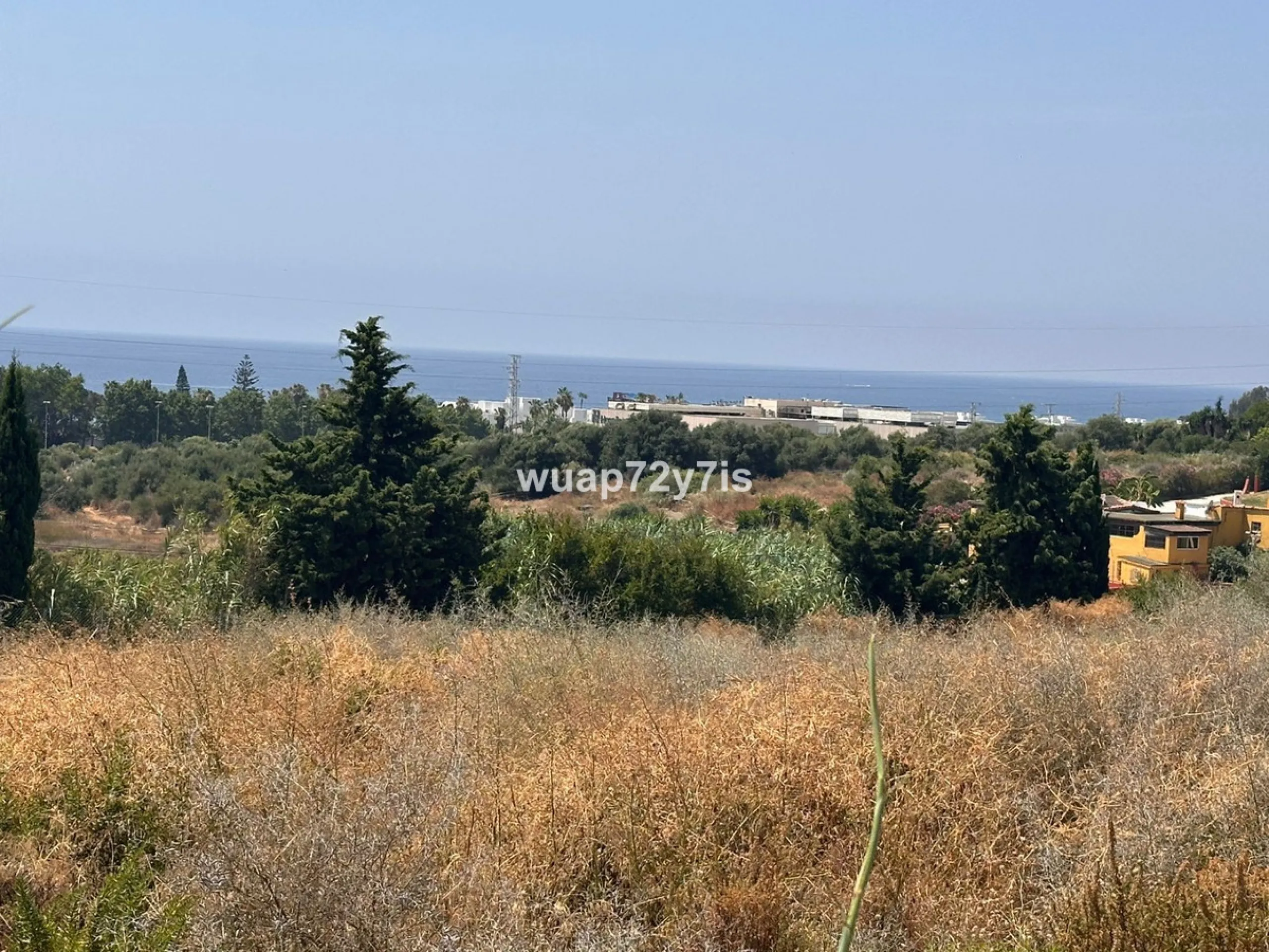An extraordinary opportunity to acquire a spacious plot of land ideally located between Estepona and Marbella, offering stunning sea and mountain views. Just 5 minutes from the charming town of Estepona, 10–15 minutes from the iconic Puerto Banús, and 20 