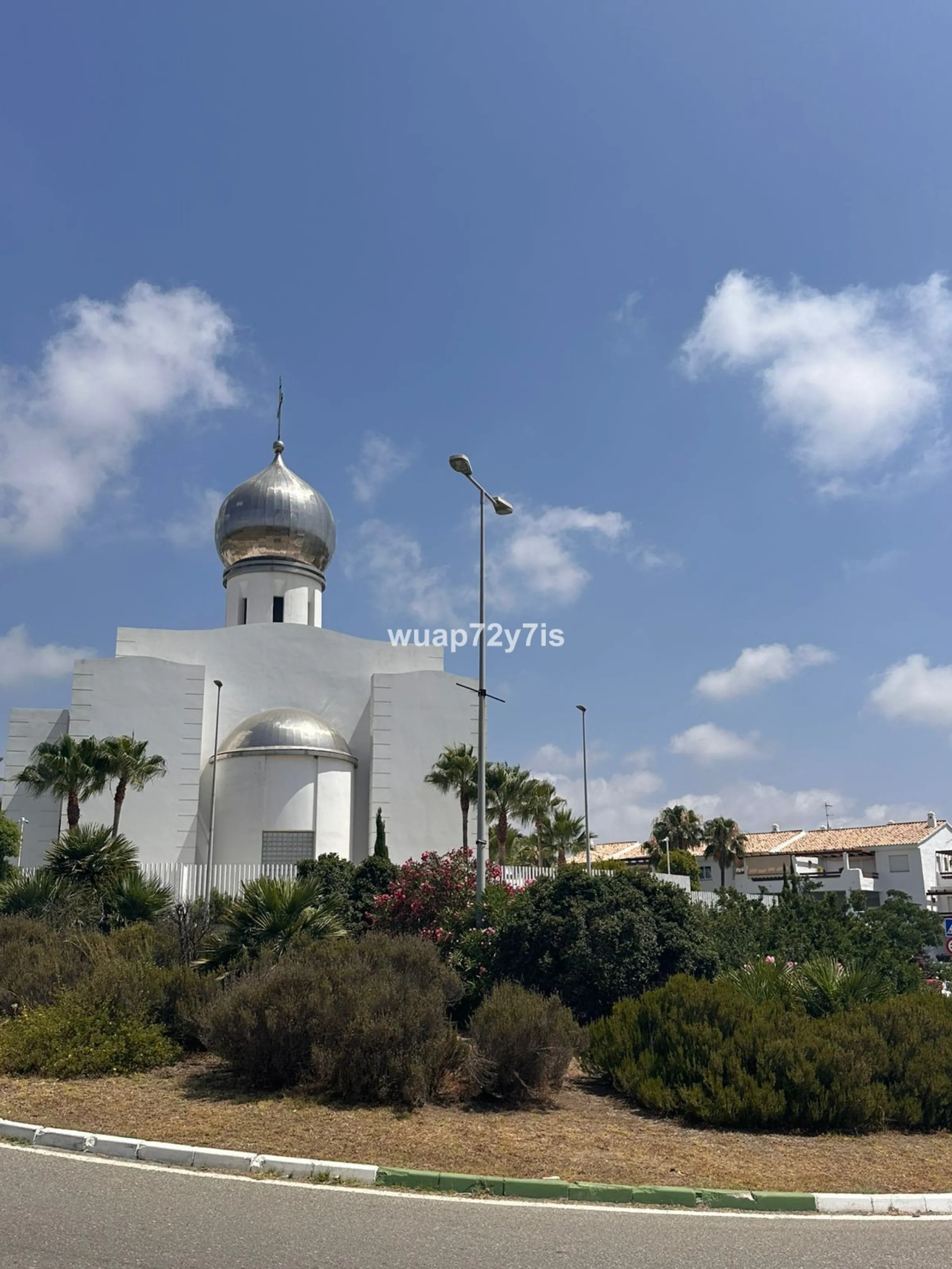 An extraordinary opportunity to acquire a spacious plot of land ideally located between Estepona and Marbella, offering stunning sea and mountain views. Just 5 minutes from the charming town of Estepona, 10–15 minutes from the iconic Puerto Banús, and 20 