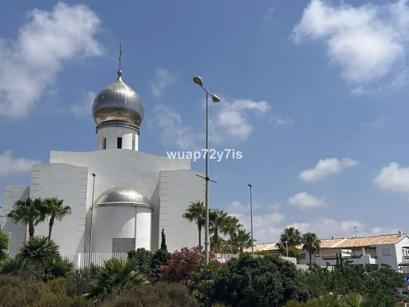 An extraordinary opportunity to acquire a spacious plot of land ideally located between Estepona and Marbella, offering stunning sea and mountain views. Just 5 minutes from the charming town of Estepona, 10–15 minutes from the iconic Puerto Banús, and 20 