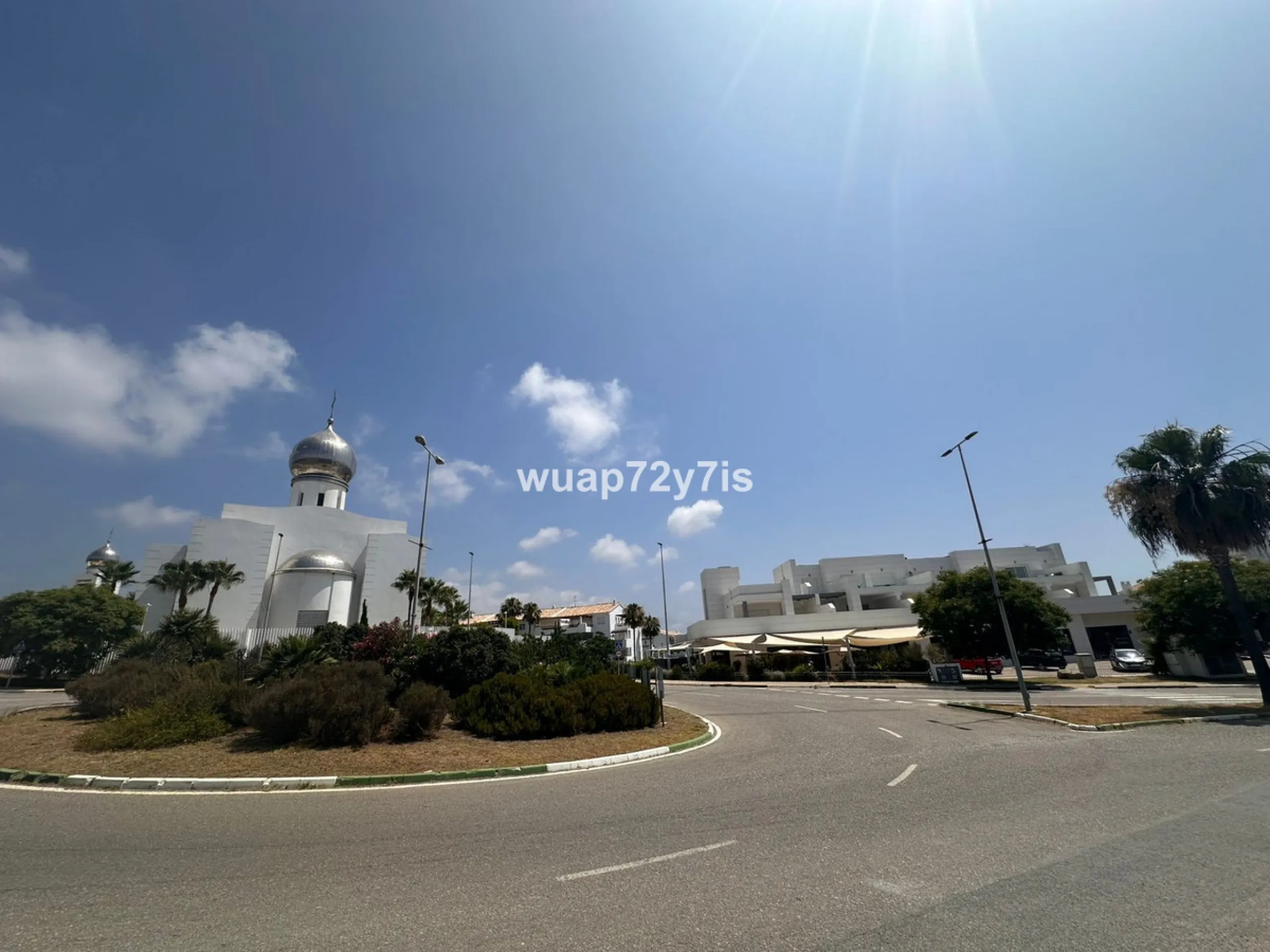 An extraordinary opportunity to acquire a spacious plot of land ideally located between Estepona and Marbella, offering stunning sea and mountain views. Just 5 minutes from the charming town of Estepona, 10–15 minutes from the iconic Puerto Banús, and 20 