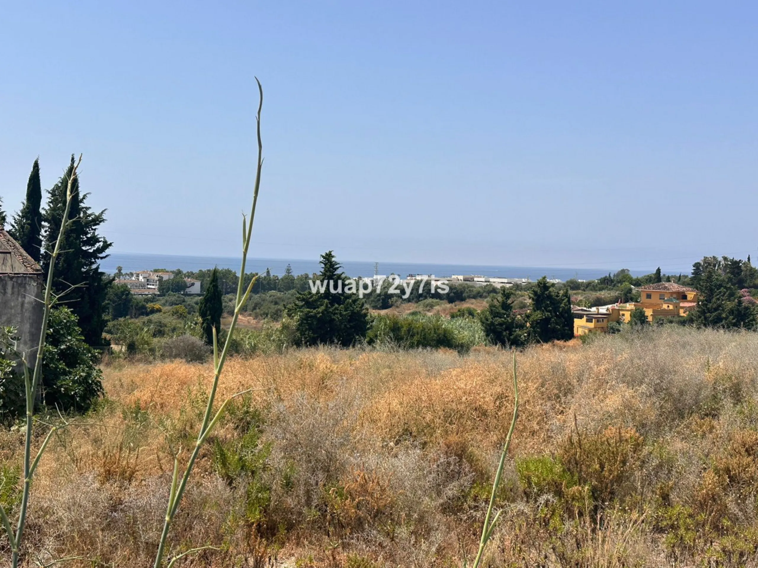 An extraordinary opportunity to acquire a spacious plot of land ideally located between Estepona and Marbella, offering stunning sea and mountain views. Just 5 minutes from the charming town of Estepona, 10–15 minutes from the iconic Puerto Banús, and 20 