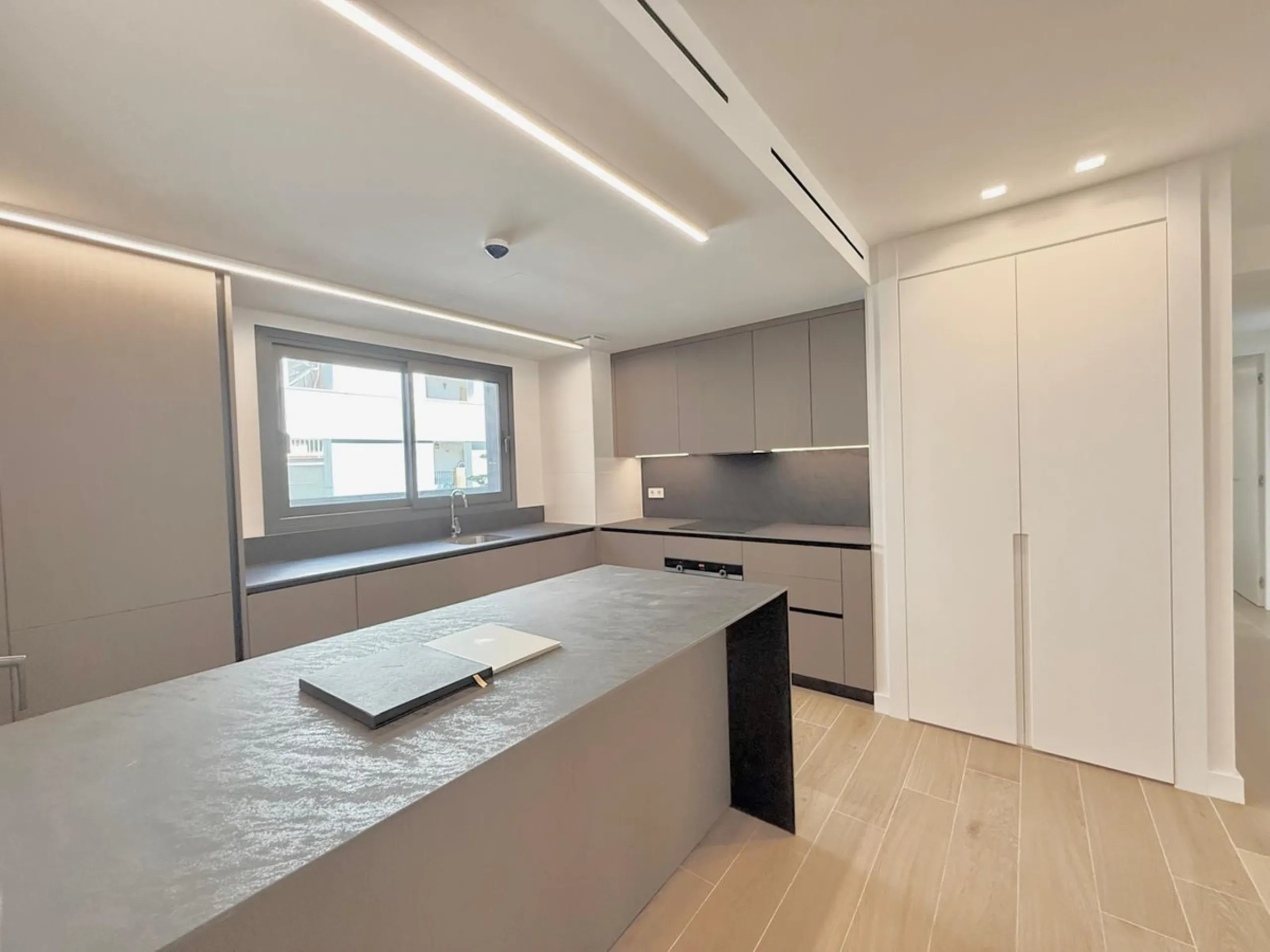 Stunning Luxury Apartment in the Iconic Edificio España, Prime Location in the Heart of Fuengirola