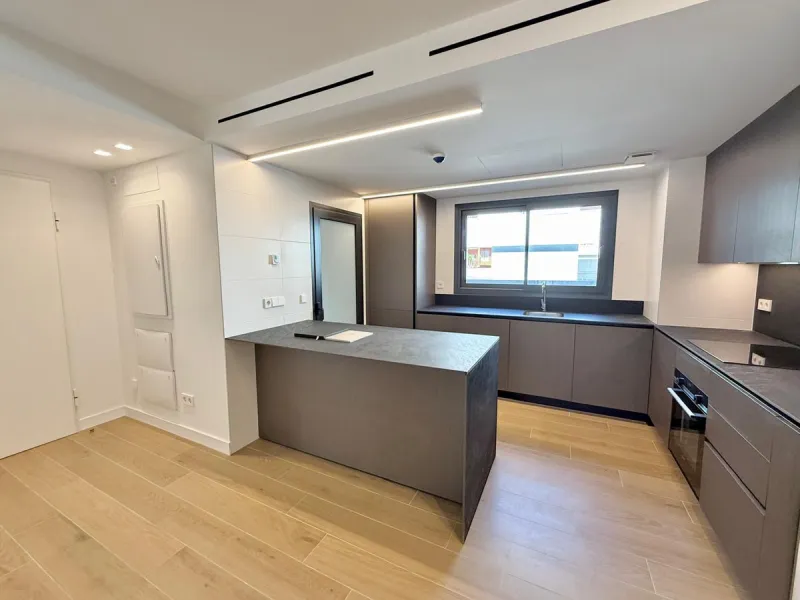Stunning Luxury Apartment in the Iconic Edificio España, Prime Location in the Heart of Fuengirola