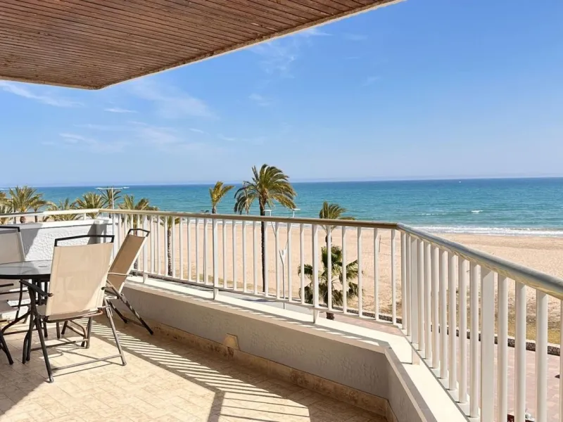 Frontline sea view apartment in Segur de Calafell