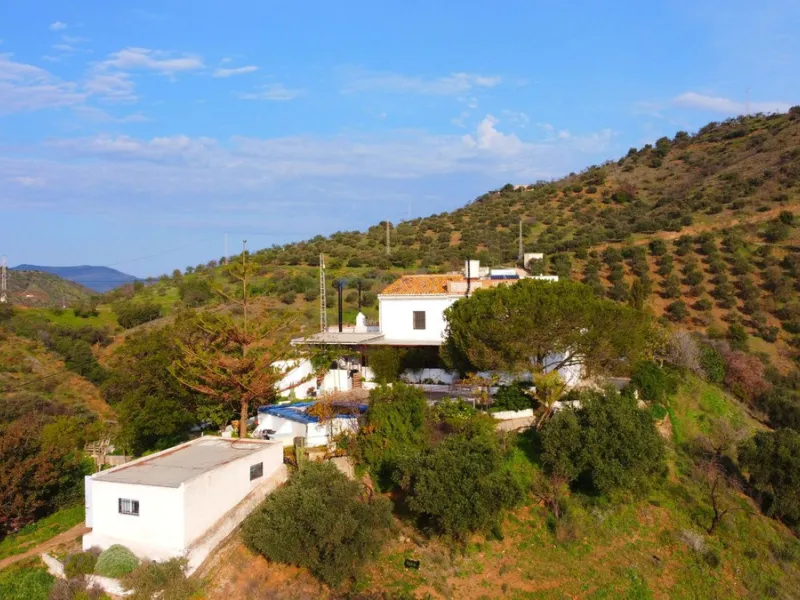 For sale: a characterful and authentic Spanish finca just 15 minutes from the lively village of Pizarra, right in the heart of Andalusia. This unique property boasts an impressive 63,766 m² of private land and features two fully independent homes — ideal 