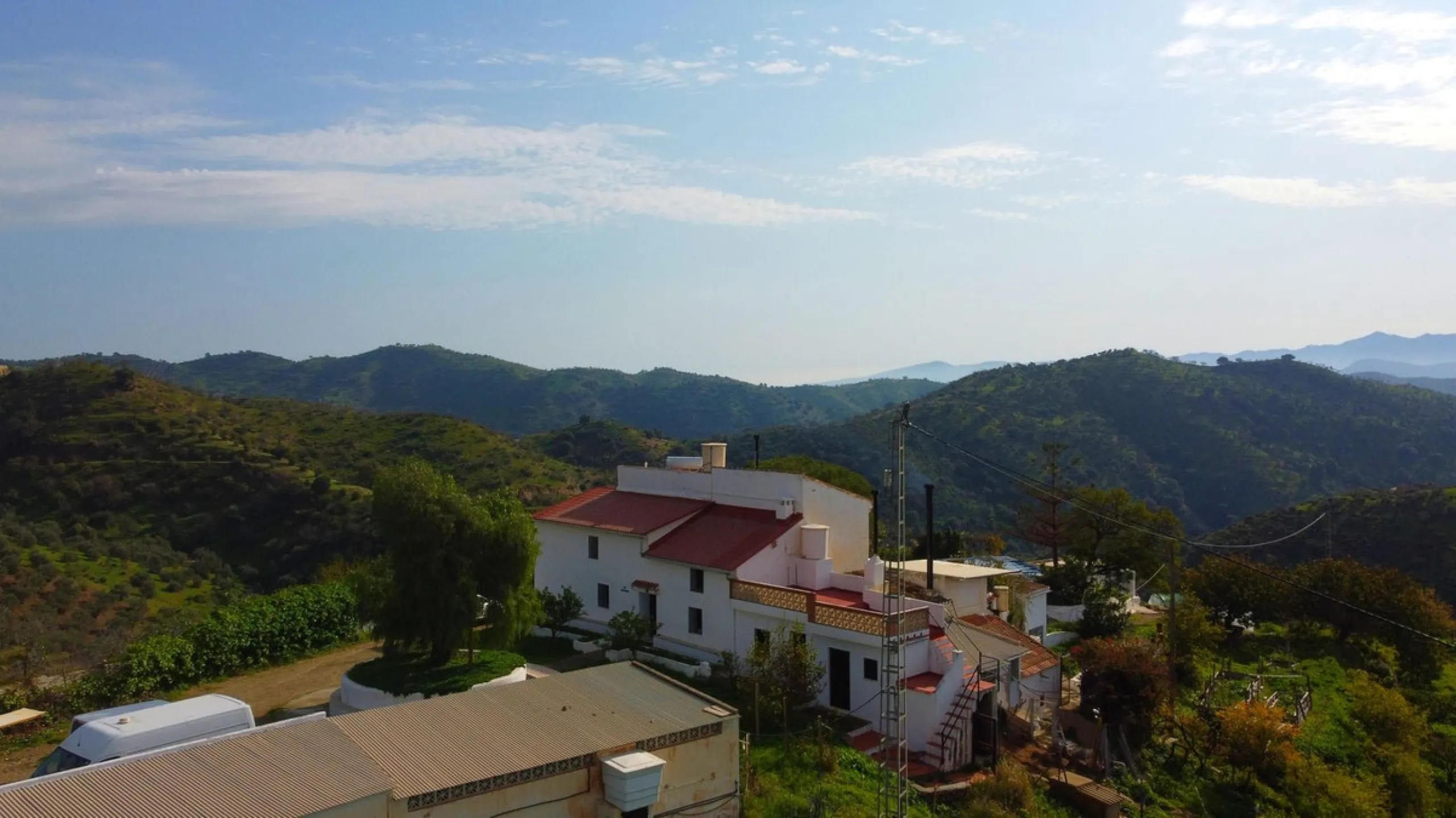 For sale: a characterful and authentic Spanish finca just 15 minutes from the lively village of Pizarra, right in the heart of Andalusia. This unique property boasts an impressive 63,766 m² of private land and features two fully independent homes — ideal 