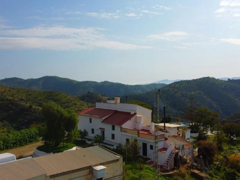 For sale: a characterful and authentic Spanish finca just 15 minutes from the lively village of Pizarra, right in the heart of Andalusia. This unique property boasts an impressive 63,766 m² of private land and features two fully independent homes — ideal 
