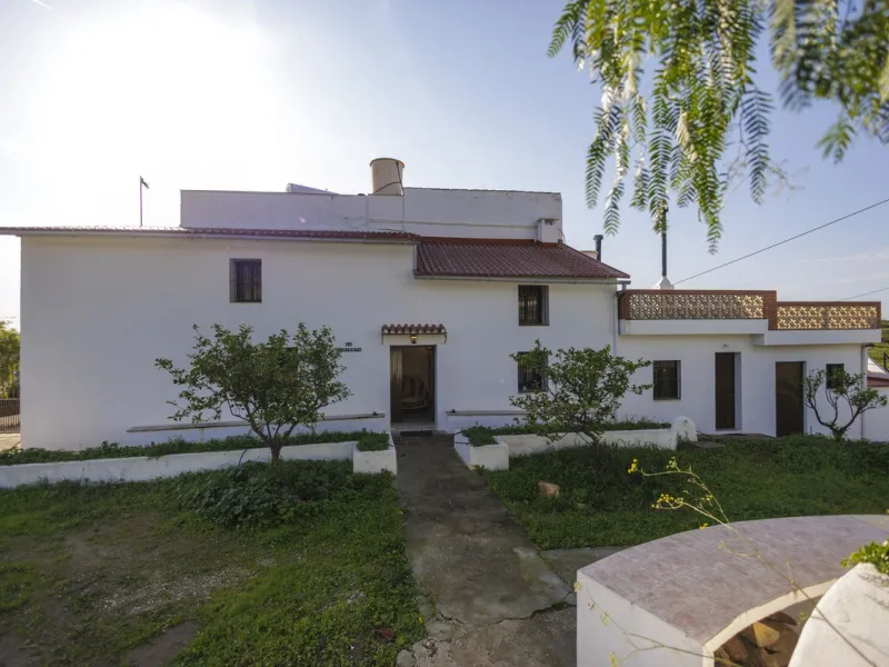 For sale: a characterful and authentic Spanish finca just 15 minutes from the lively village of Pizarra, right in the heart of Andalusia. This unique property boasts an impressive 63,766 m² of private land and features two fully independent homes — ideal 