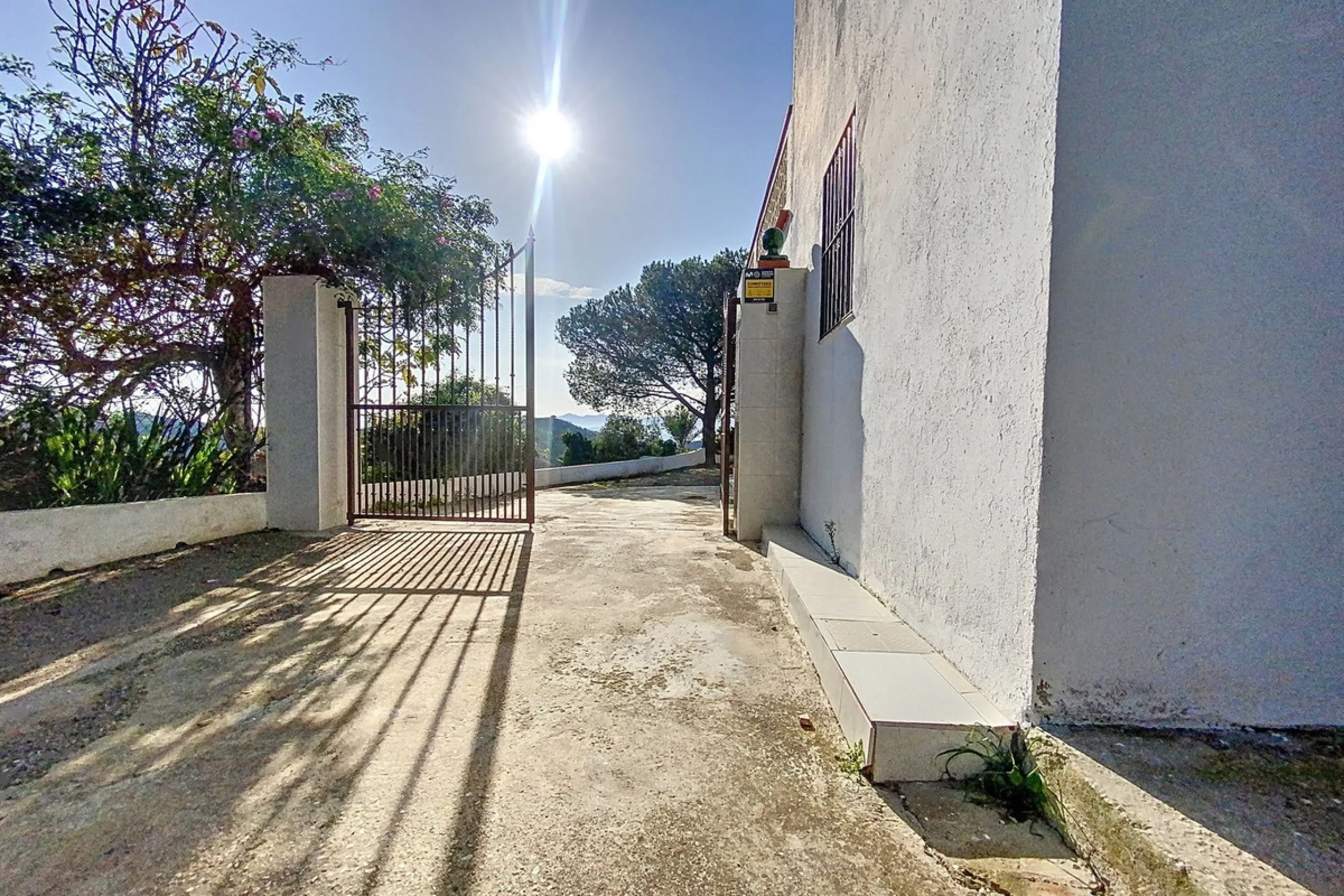 For sale: a characterful and authentic Spanish finca just 15 minutes from the lively village of Pizarra, right in the heart of Andalusia. This unique property boasts an impressive 63,766 m² of private land and features two fully independent homes — ideal 