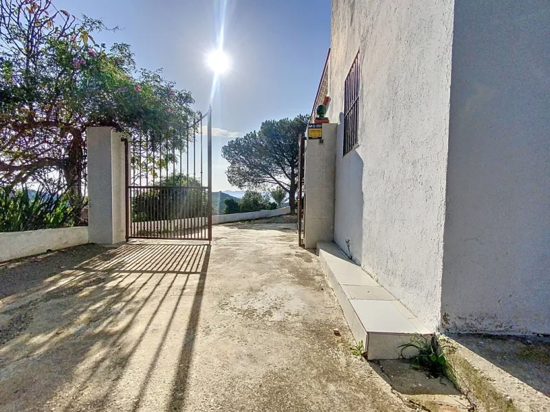 For sale: a characterful and authentic Spanish finca just 15 minutes from the lively village of Pizarra, right in the heart of Andalusia. This unique property boasts an impressive 63,766 m² of private land and features two fully independent homes — ideal 