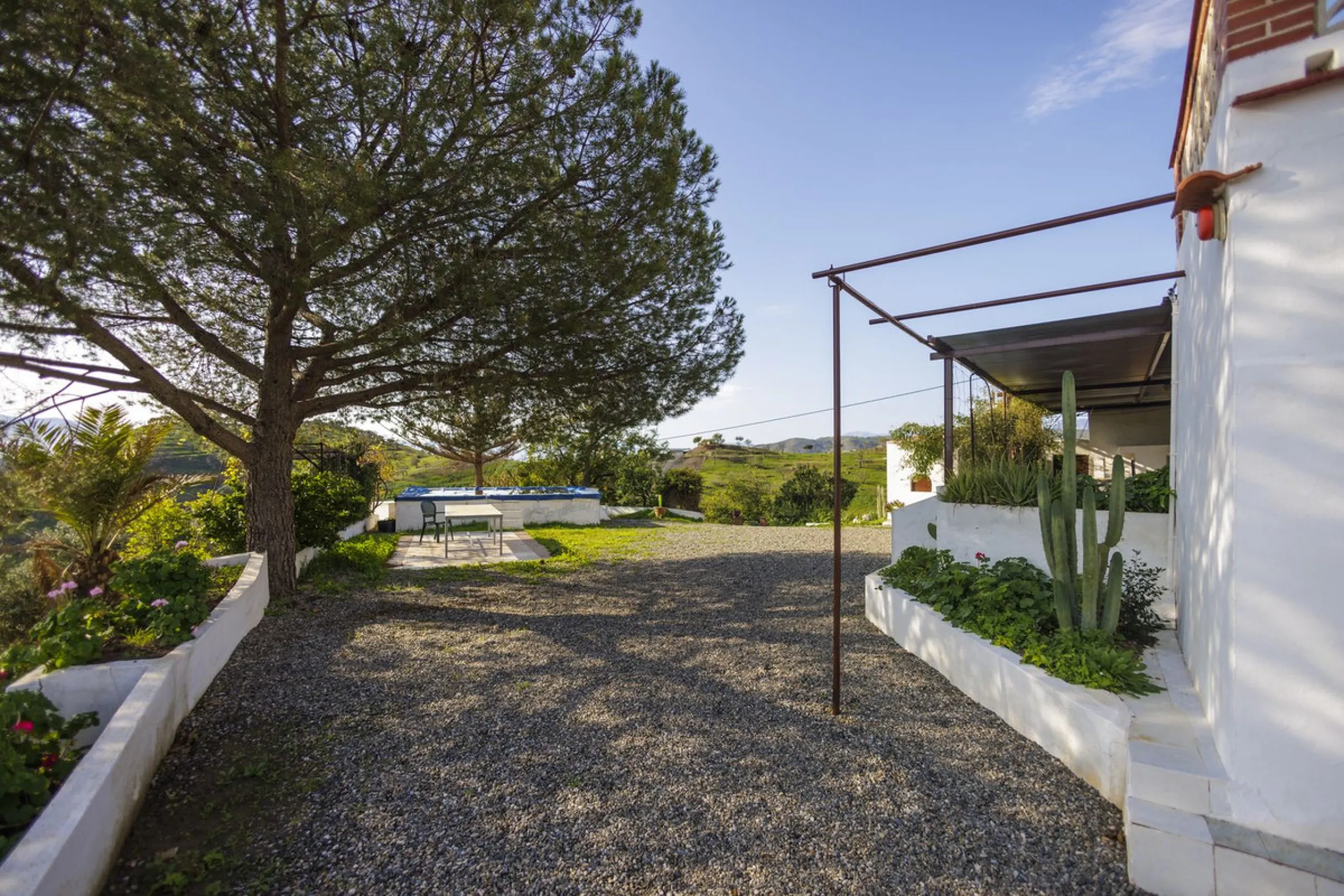 For sale: a characterful and authentic Spanish finca just 15 minutes from the lively village of Pizarra, right in the heart of Andalusia. This unique property boasts an impressive 63,766 m² of private land and features two fully independent homes — ideal 