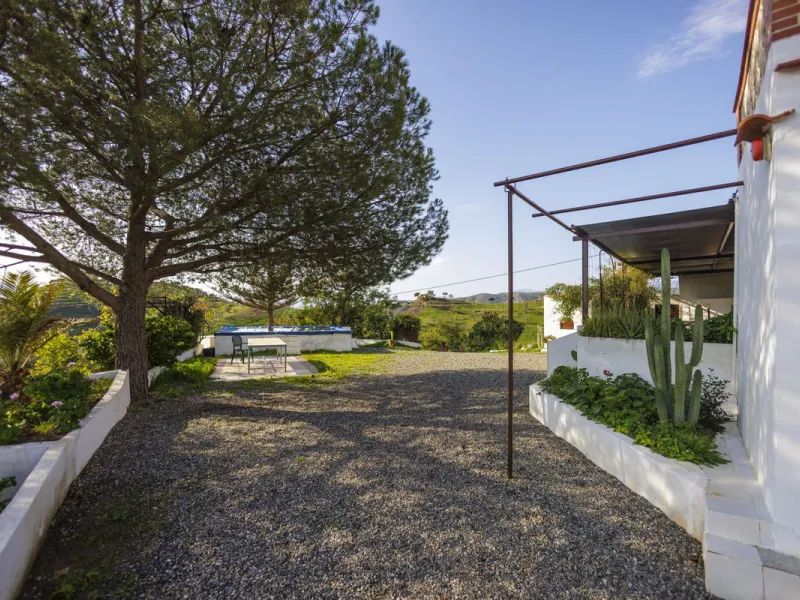 For sale: a characterful and authentic Spanish finca just 15 minutes from the lively village of Pizarra, right in the heart of Andalusia. This unique property boasts an impressive 63,766 m² of private land and features two fully independent homes — ideal 