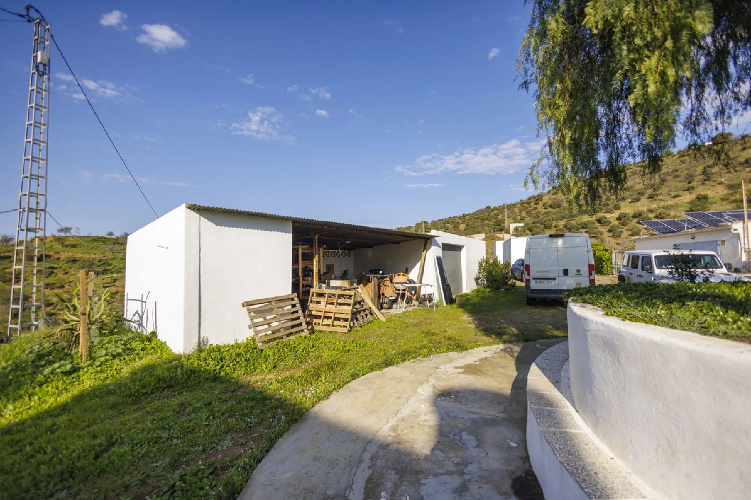 For sale: a characterful and authentic Spanish finca just 15 minutes from the lively village of Pizarra, right in the heart of Andalusia. This unique property boasts an impressive 63,766 m² of private land and features two fully independent homes — ideal 