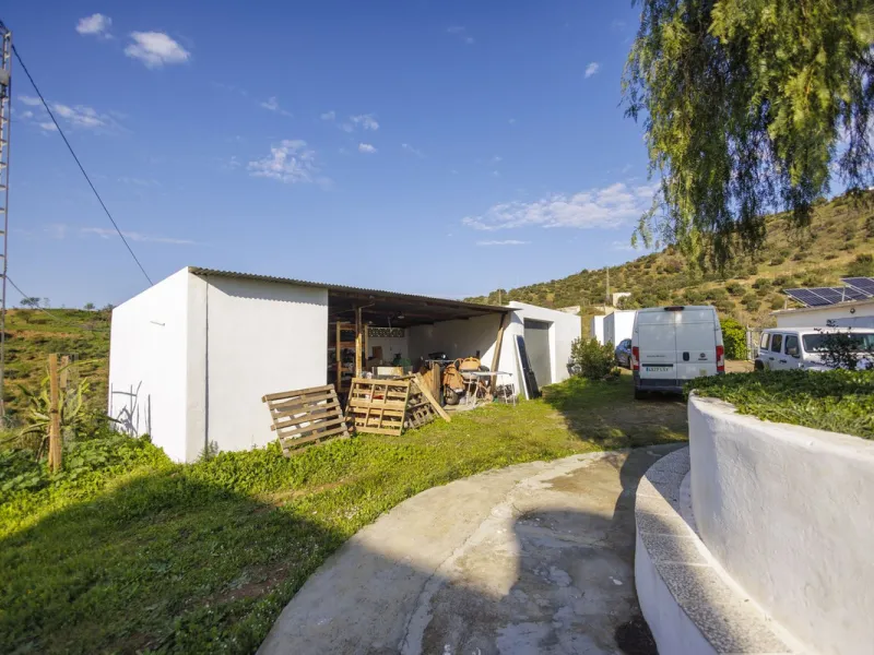 For sale: a characterful and authentic Spanish finca just 15 minutes from the lively village of Pizarra, right in the heart of Andalusia. This unique property boasts an impressive 63,766 m² of private land and features two fully independent homes — ideal 