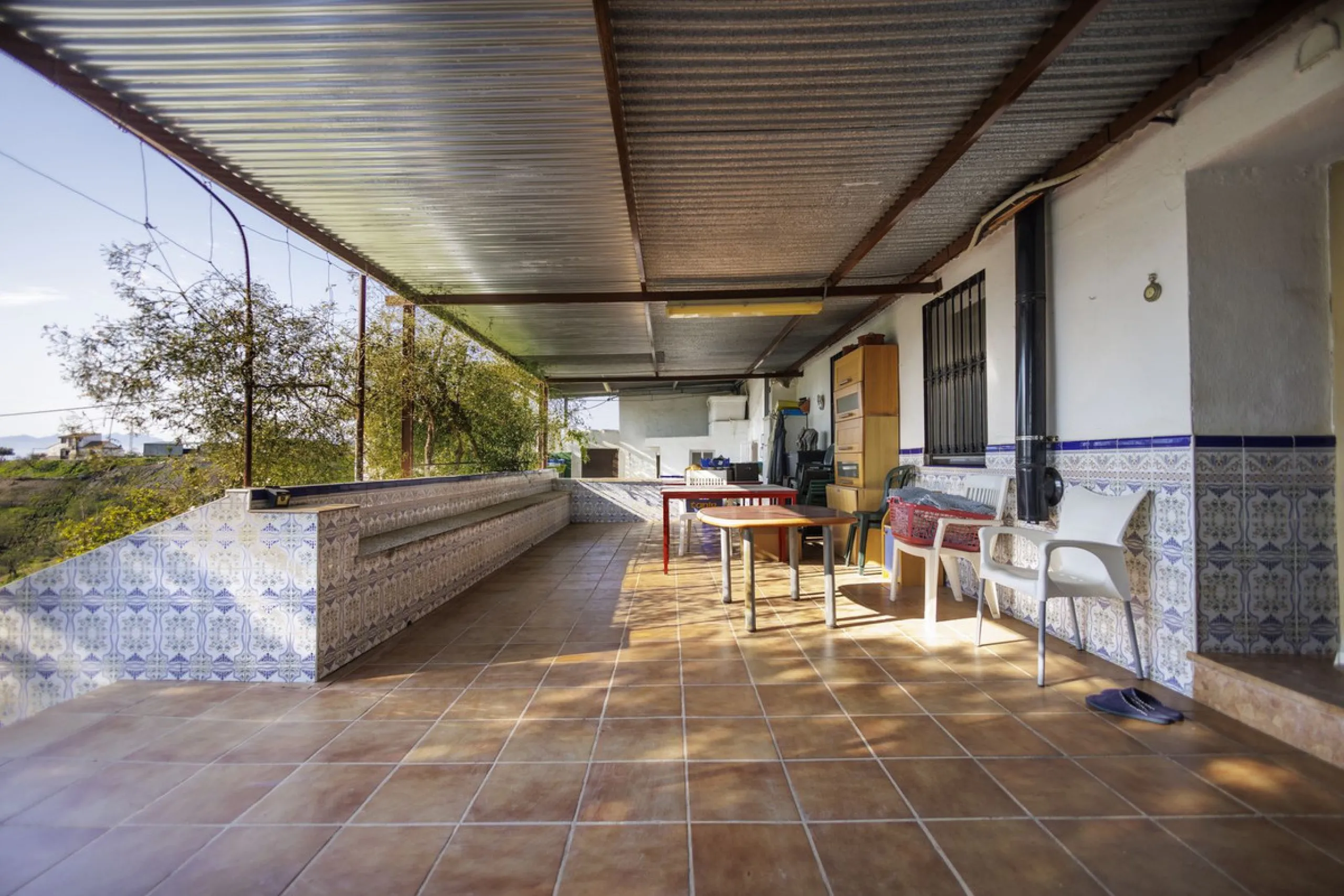 For sale: a characterful and authentic Spanish finca just 15 minutes from the lively village of Pizarra, right in the heart of Andalusia. This unique property boasts an impressive 63,766 m² of private land and features two fully independent homes — ideal 