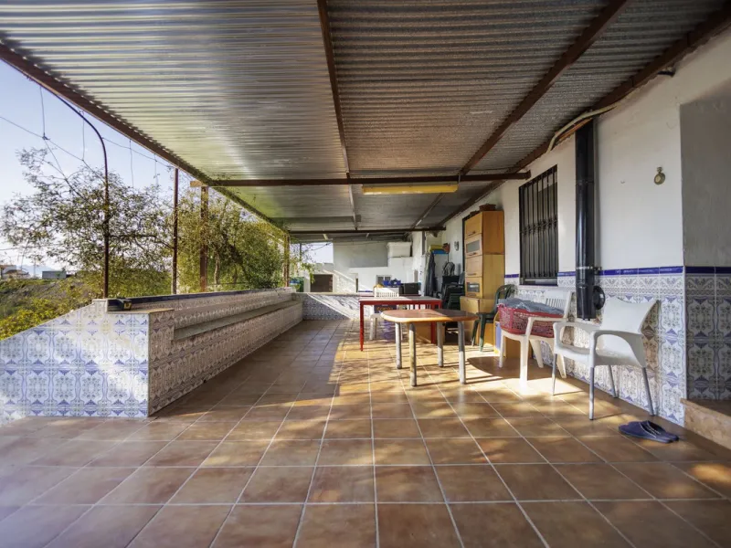 For sale: a characterful and authentic Spanish finca just 15 minutes from the lively village of Pizarra, right in the heart of Andalusia. This unique property boasts an impressive 63,766 m² of private land and features two fully independent homes — ideal 