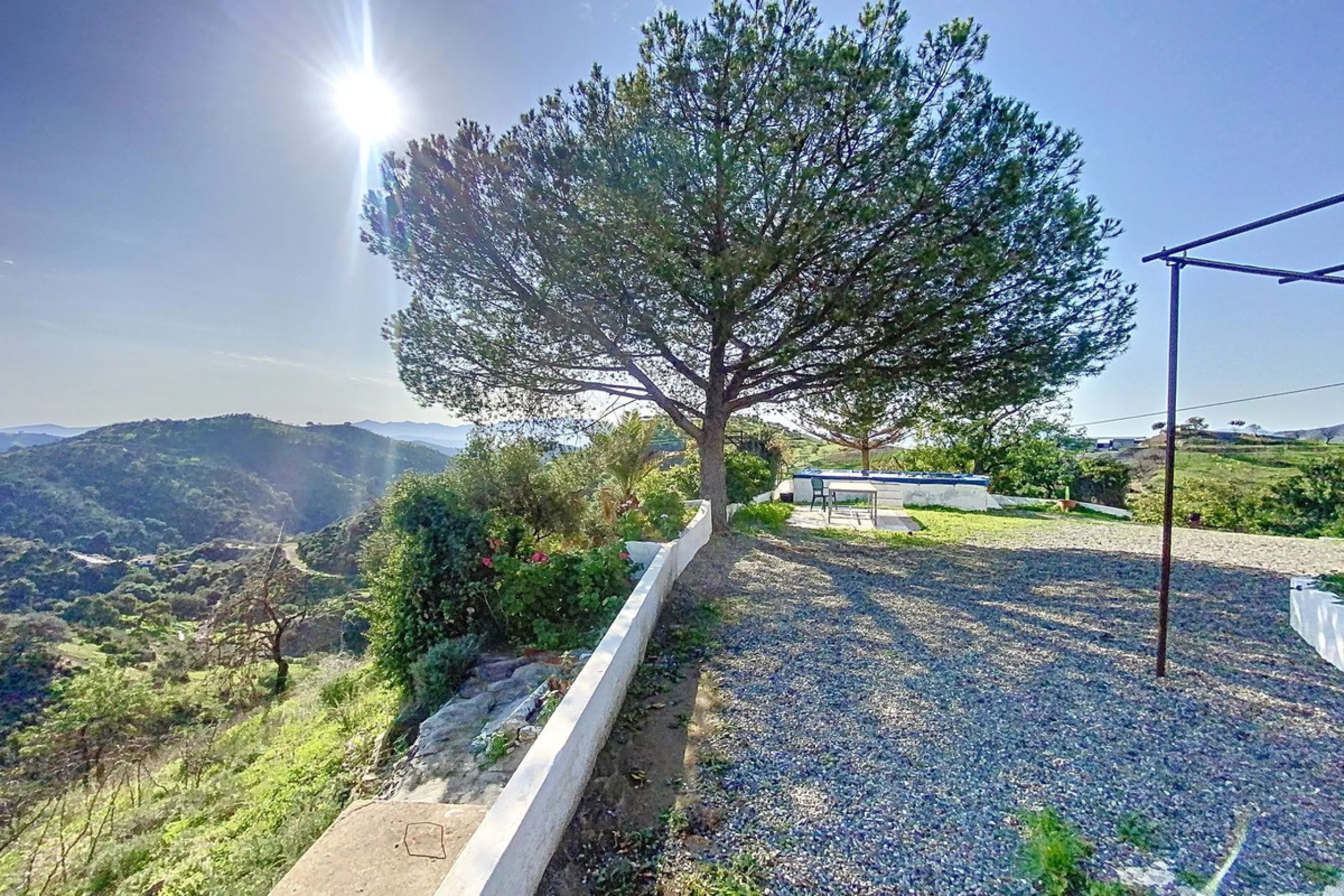For sale: a characterful and authentic Spanish finca just 15 minutes from the lively village of Pizarra, right in the heart of Andalusia. This unique property boasts an impressive 63,766 m² of private land and features two fully independent homes — ideal 